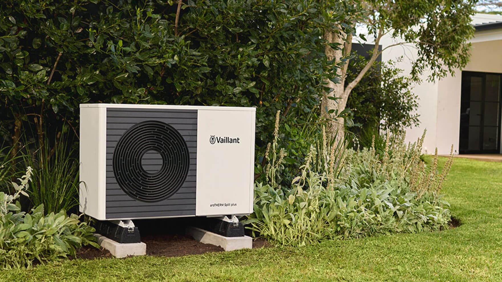 Wärmepumpe im Garten