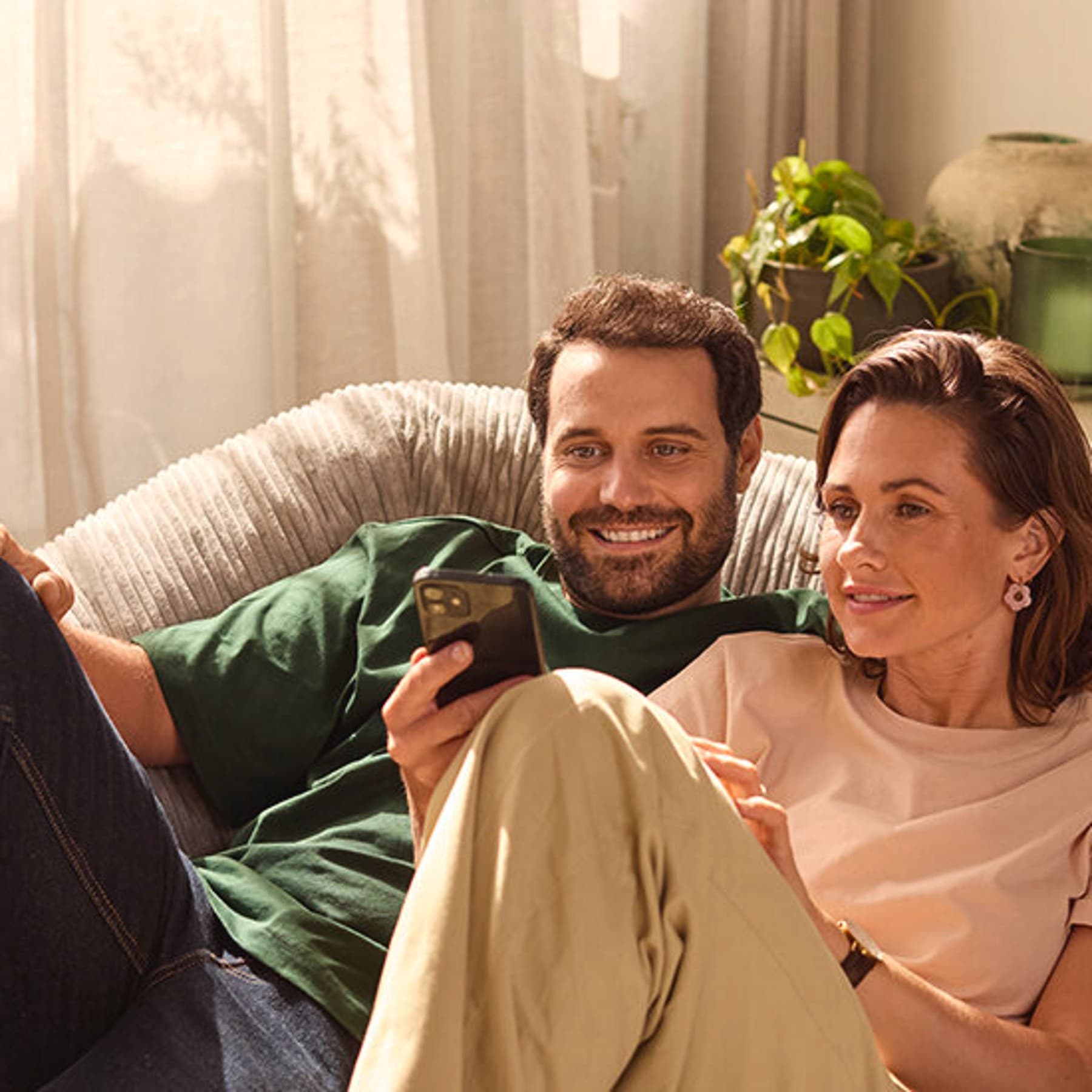 Mann und Frau schauen auf ihr Smart-Phone