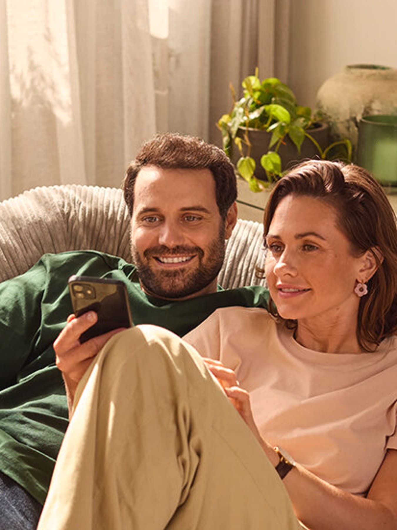 Mann und Frau schauen auf ihr Smart-Phone