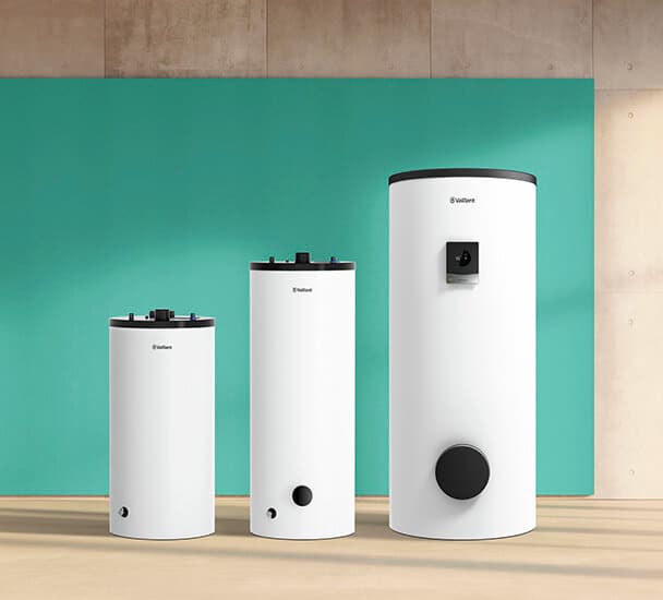 Drei Vaillant-Warmwasserspeicher in verschiedenen Größen.