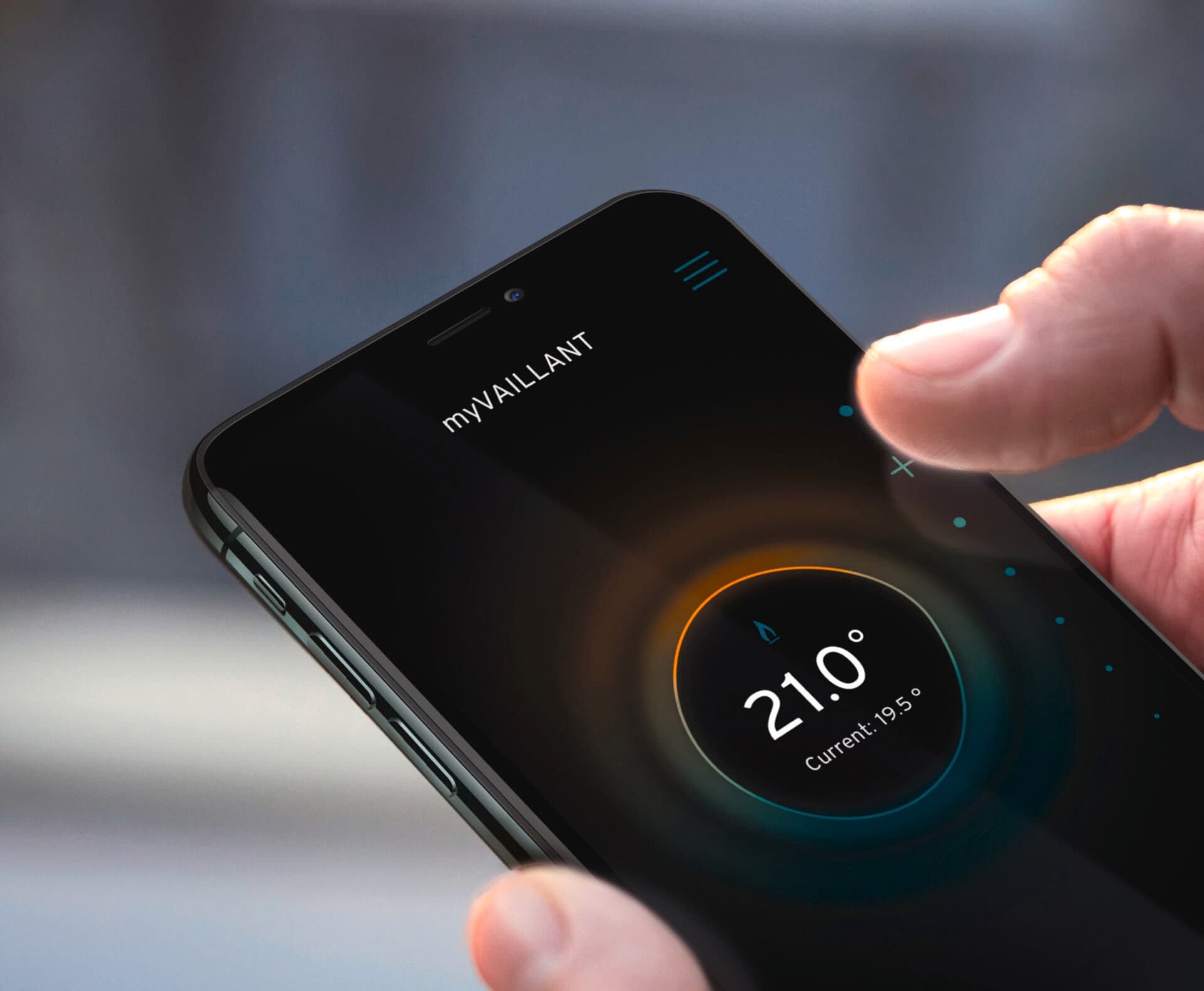 Eine Hand, die ein Smartphone hält, auf dem die myVaillant-App läuft