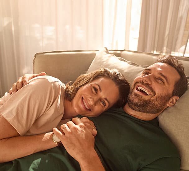 Ein Paar, das sich auf einer Couch entspannt