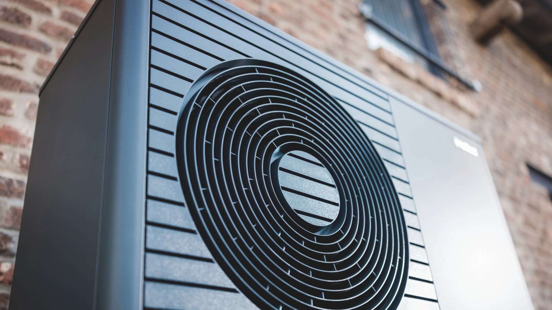 Die neue Generation der Vaillant Wärmepumpen des Typs aroTHERM plus ist besonders effizient, leise und kann flexibel installiert werden.
