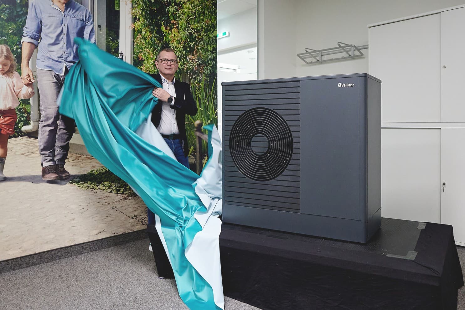 Highlight der Präsentation: Die große Enthüllung der neuen aroTHERM plus durch Wolfgang Amtmann (Manager Produktmanagement Vaillant Group Austria GmbH) (© Sabine Klimpt)