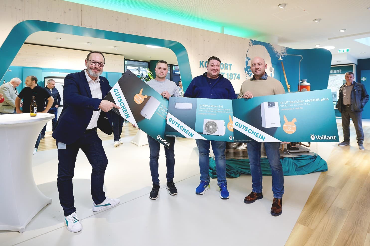 Die Gewinner des großen Gewinnspiels in Wien mit Reinhard Schild (links), neuer Regionalvertriebsleiter Ost bei der Vaillant Group Austria GmbH. (© Sabine Klimpt)