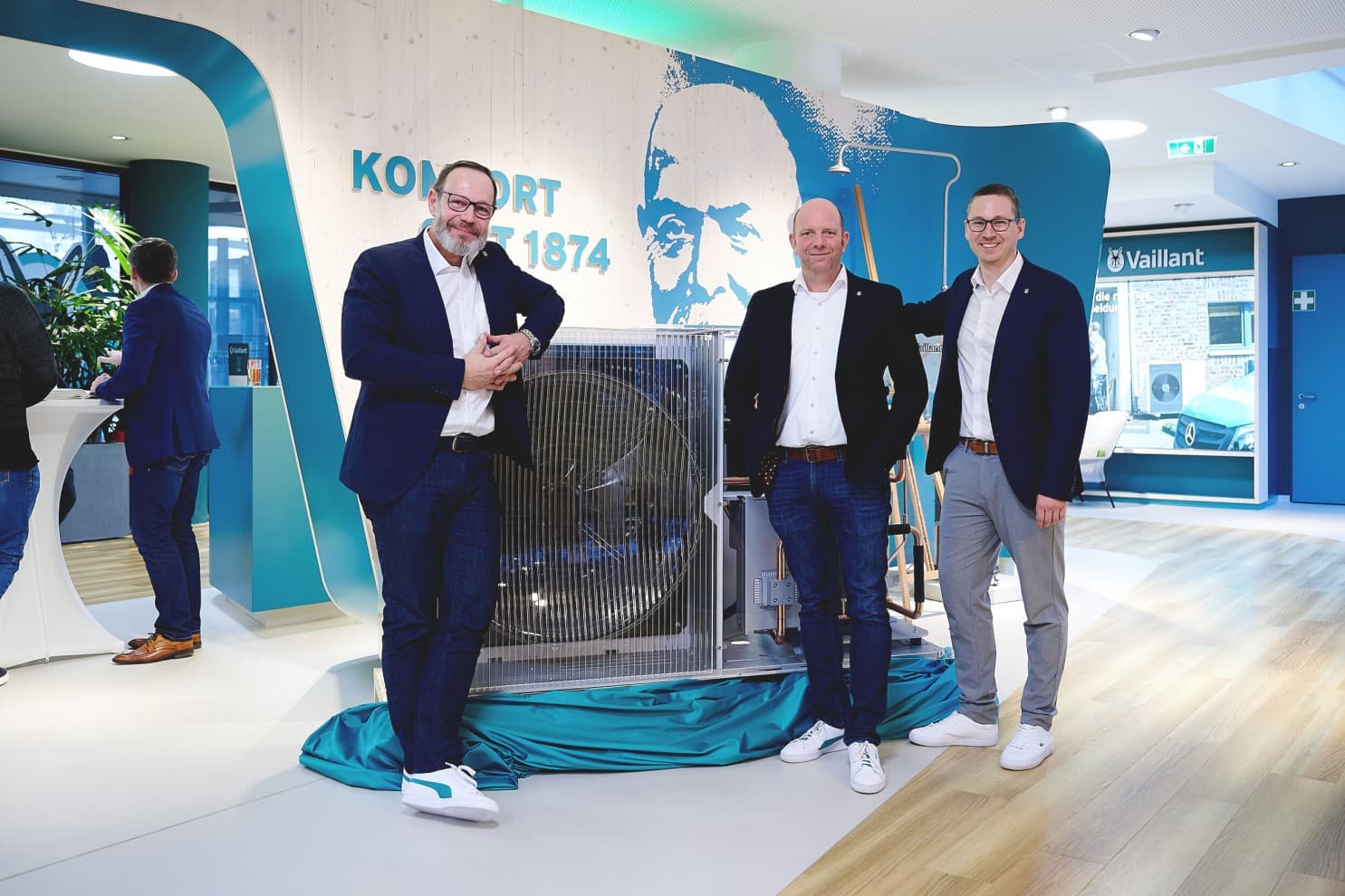 Reinhard Schild (Regionaler Vertriebsleiter Ost), Christian Buchbauer (Leitung Marketing und technical Pre-Sales) und Aaron Biesenberger (Leitung Vertrieb) vor dem Acrylmodell der neuen aroTHERM perform, besonders geeignet für größere Objekte und Mehrfamilienhäuser. (© Sabine Klimpt)
