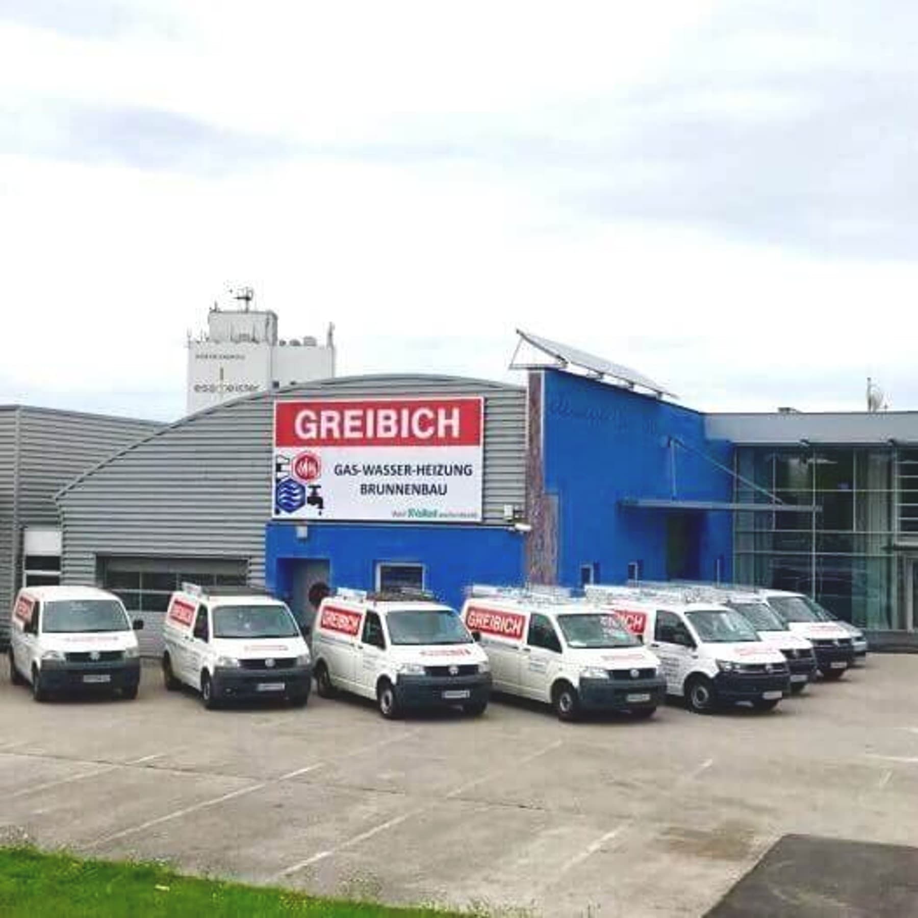 Firmenautos vorm Firmengebäude Greibich
