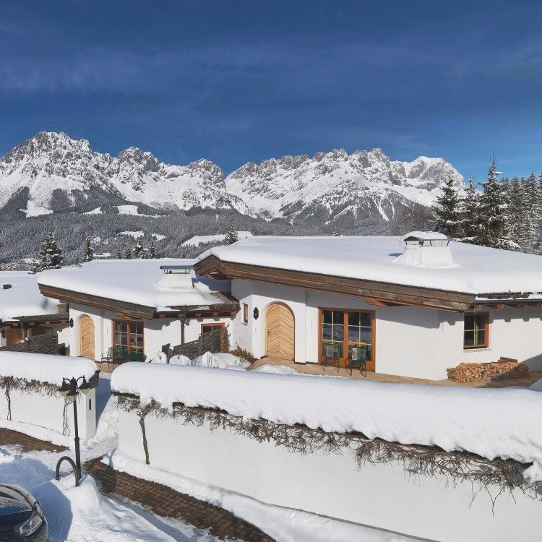 Haus in den Bergen mit Schnee bedeckt