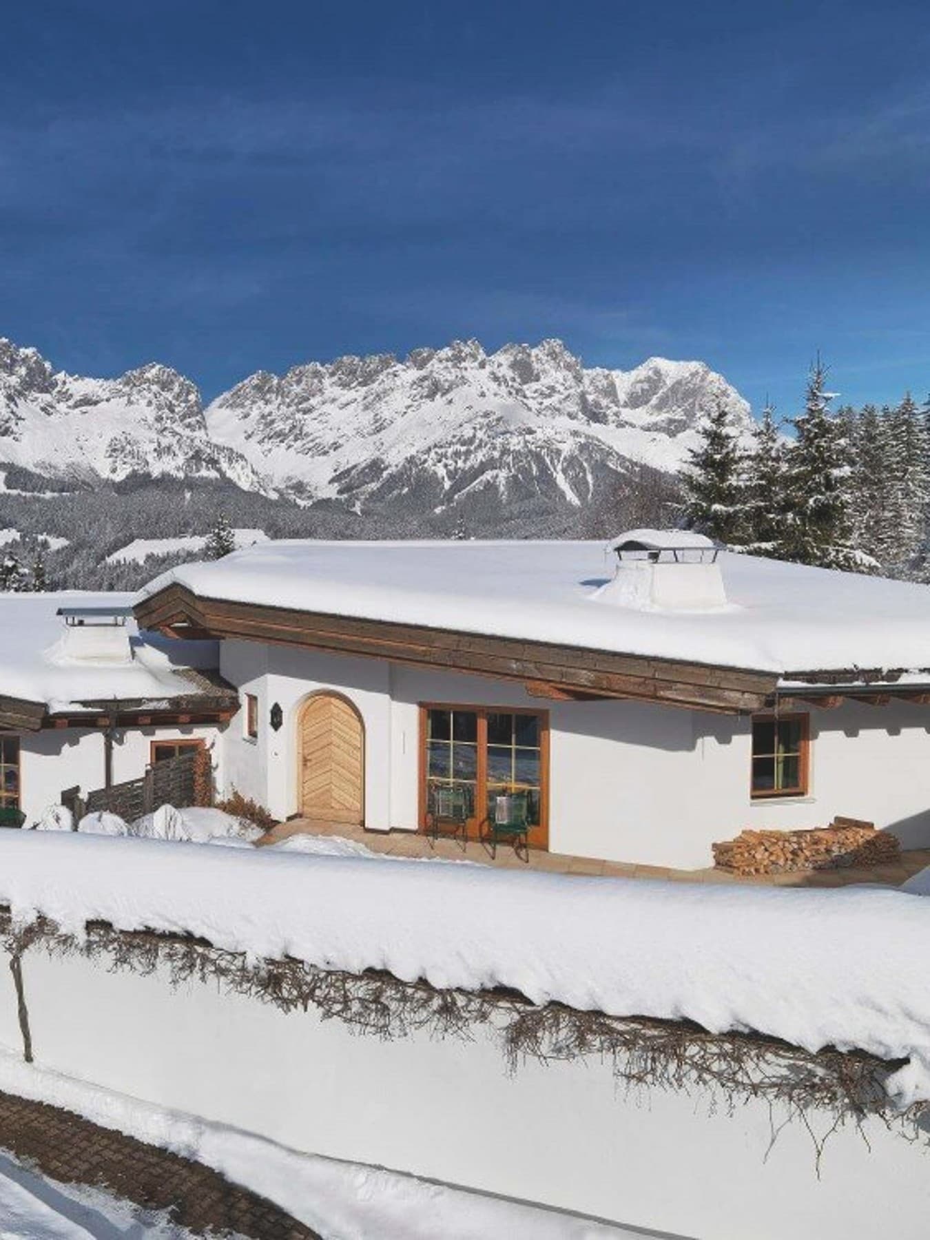 Haus in den Bergen mit Schnee bedeckt