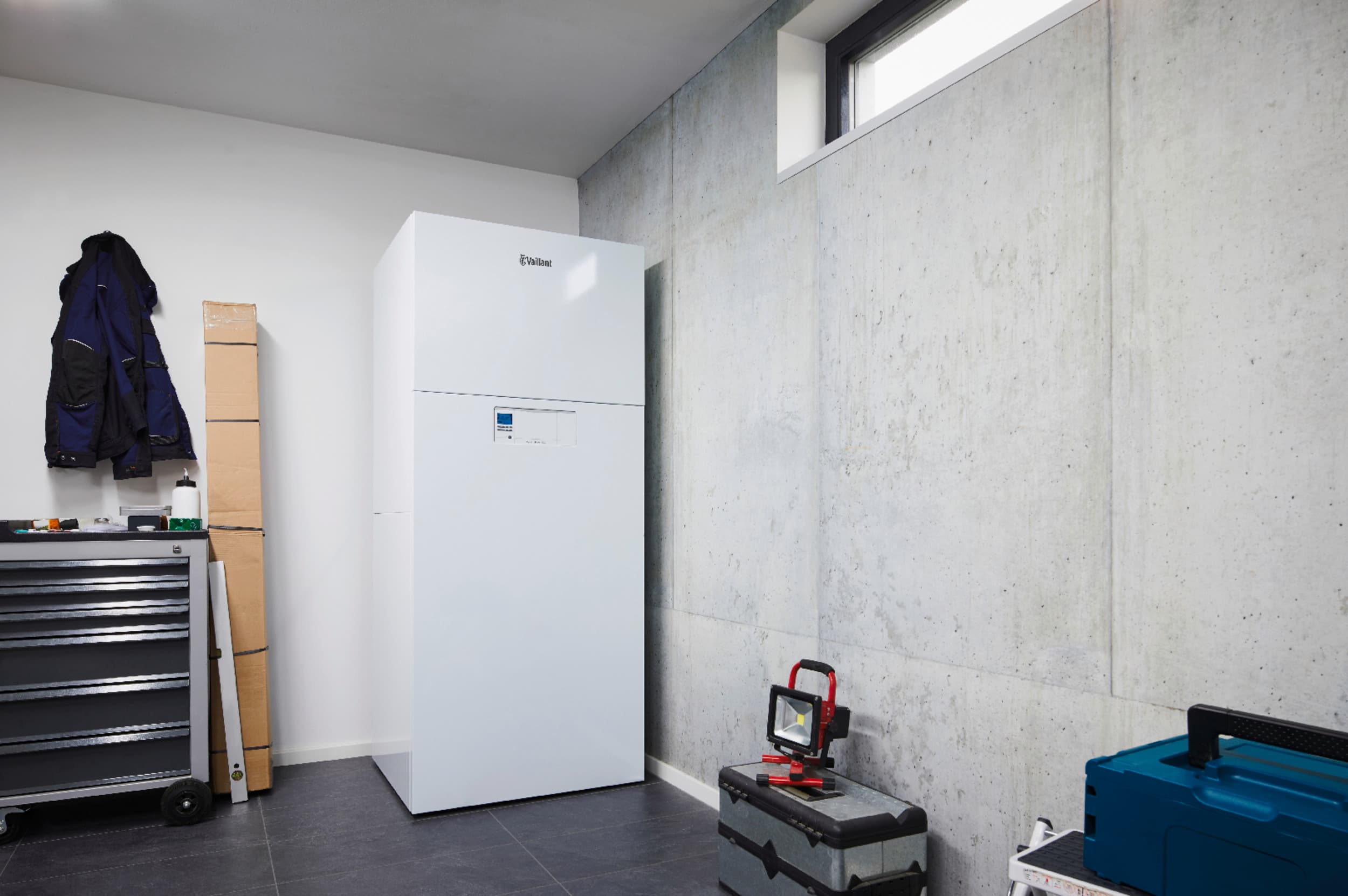 Wärmepumpe versoTHERM im Keller