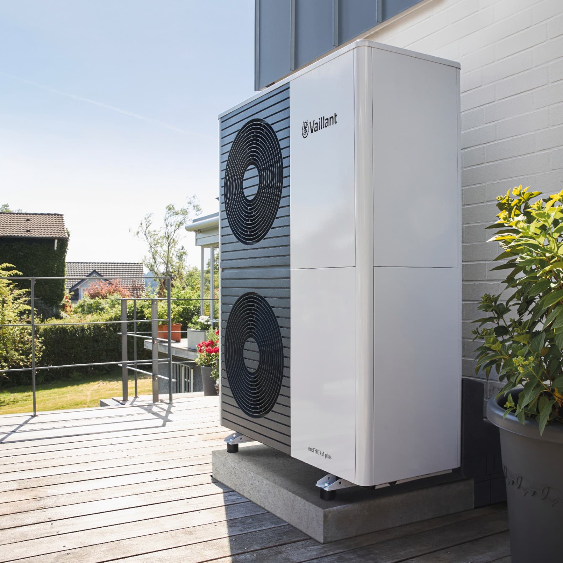 Wärmepumpe aroTHERM plus auf einer Holzterrasse