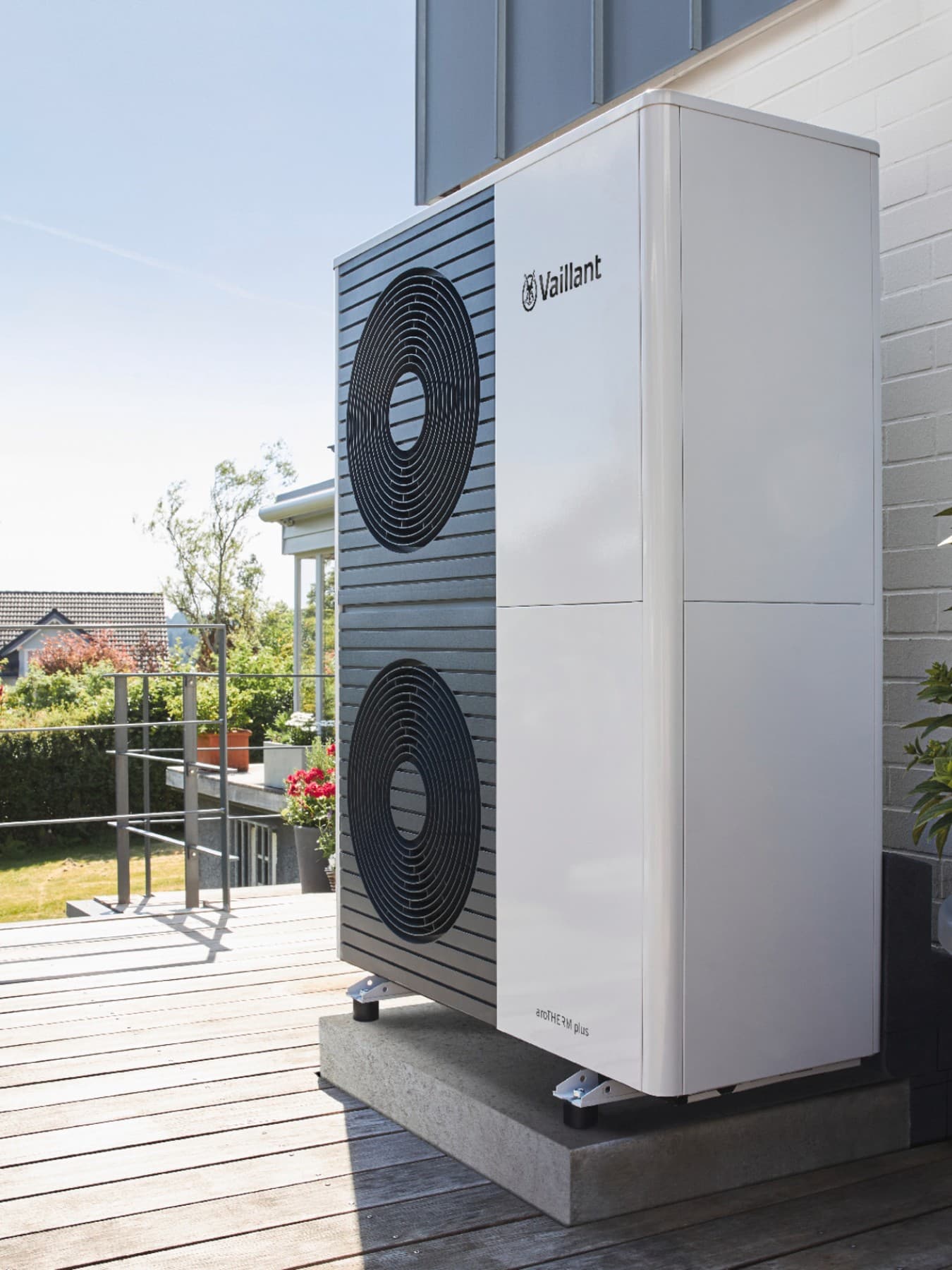Wärmepumpe aroTHERM plus auf einer Holzterrasse