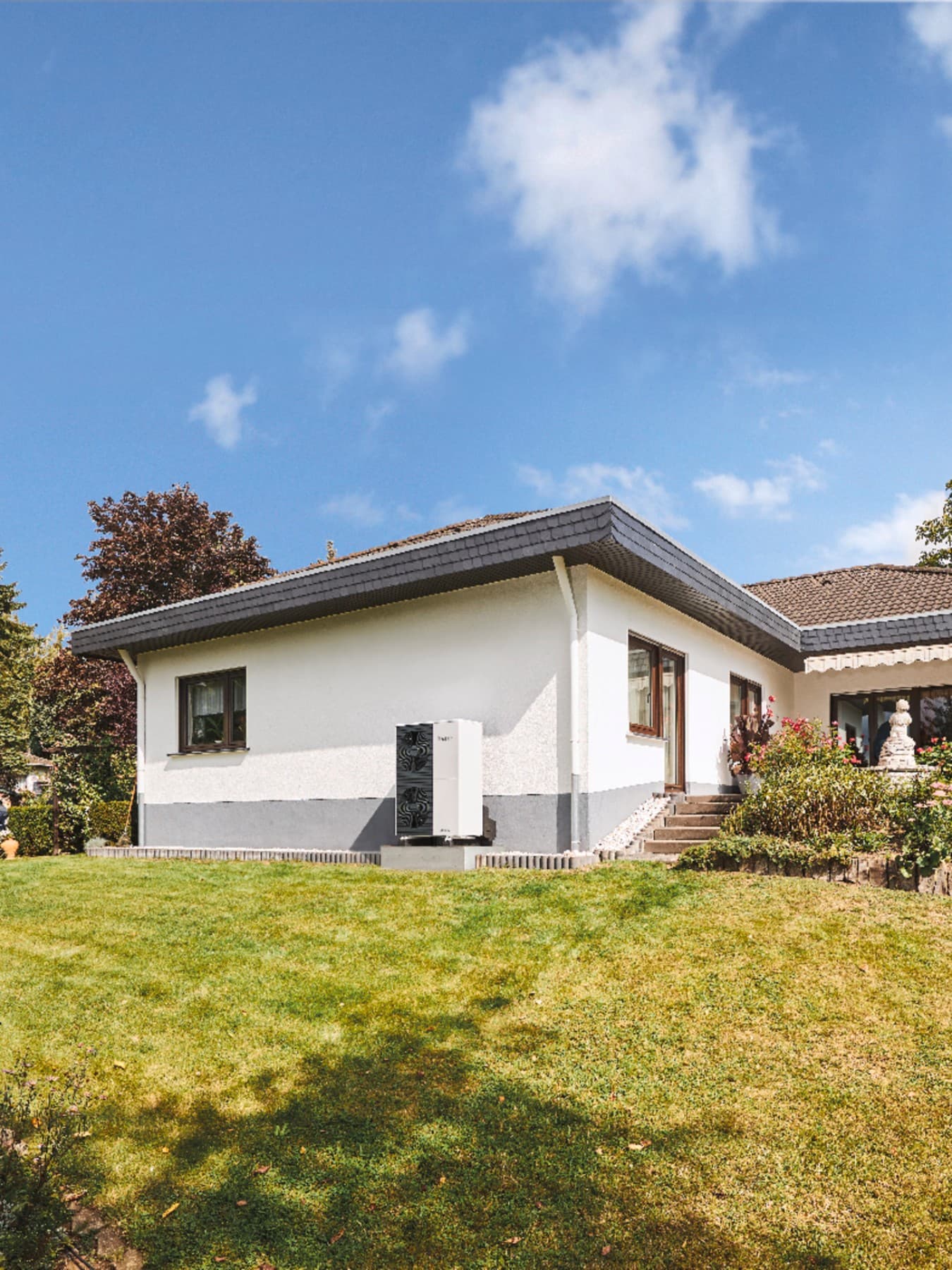 Haus aus der Mitte des Jahrhunderts mit Wärmepumpe