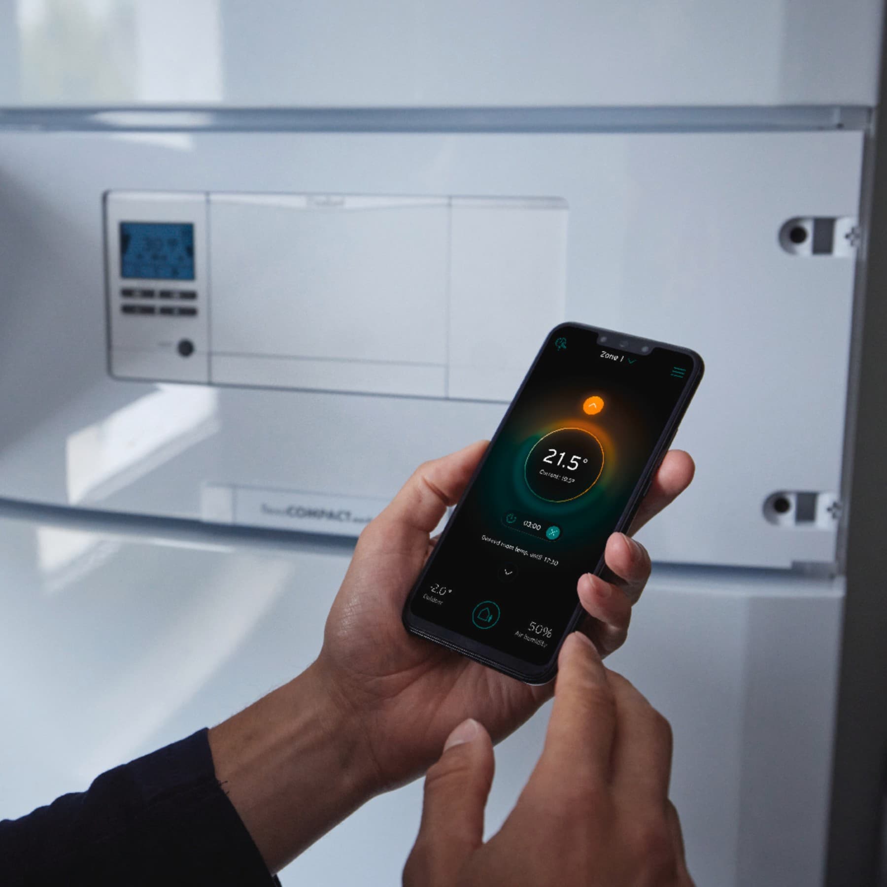 Handy vor einem Vaillant Gerät