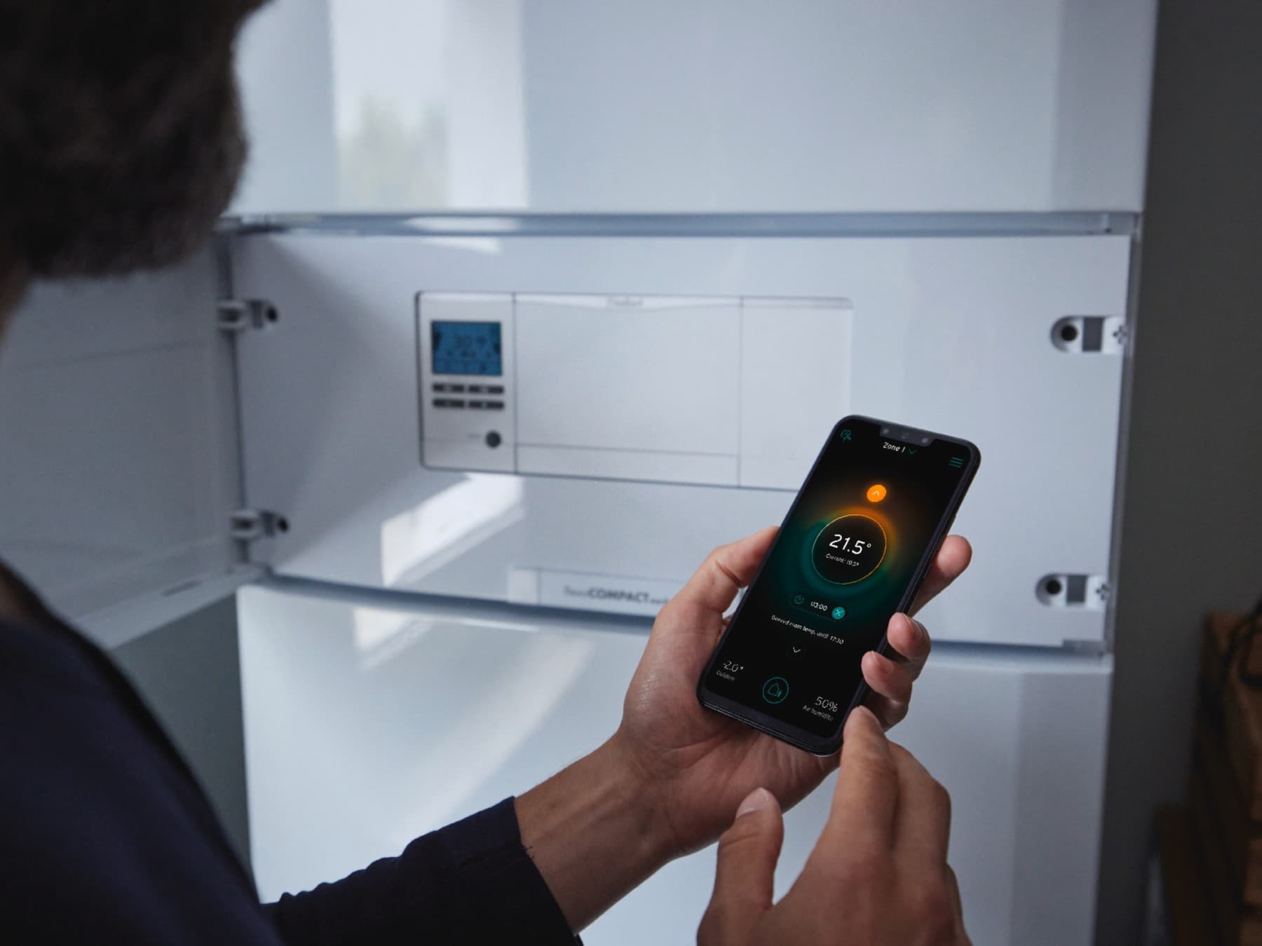 Mann stellt Temperatur auf seinem Handy ein