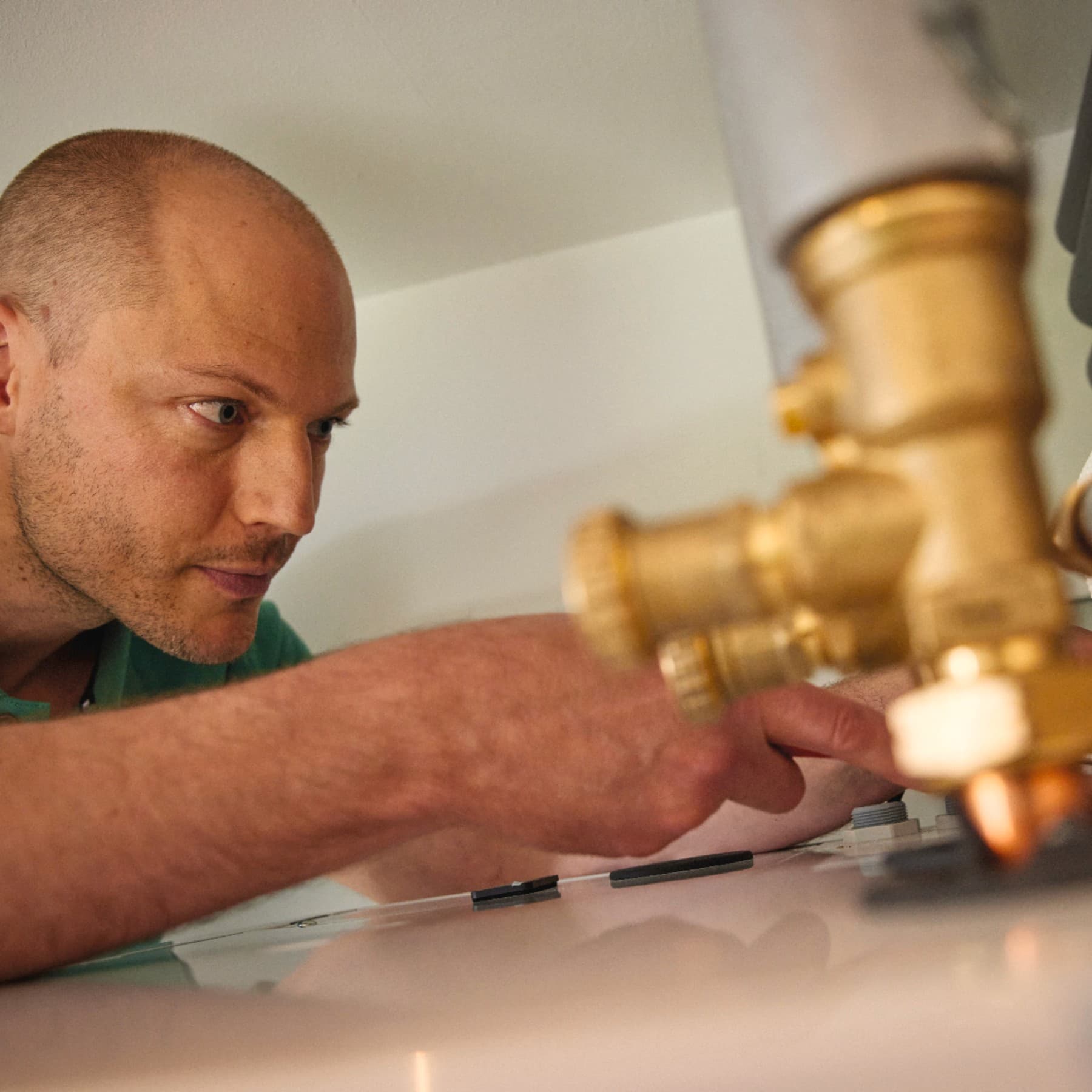 Installateur, der Haushalte an Fernwärme anschließt