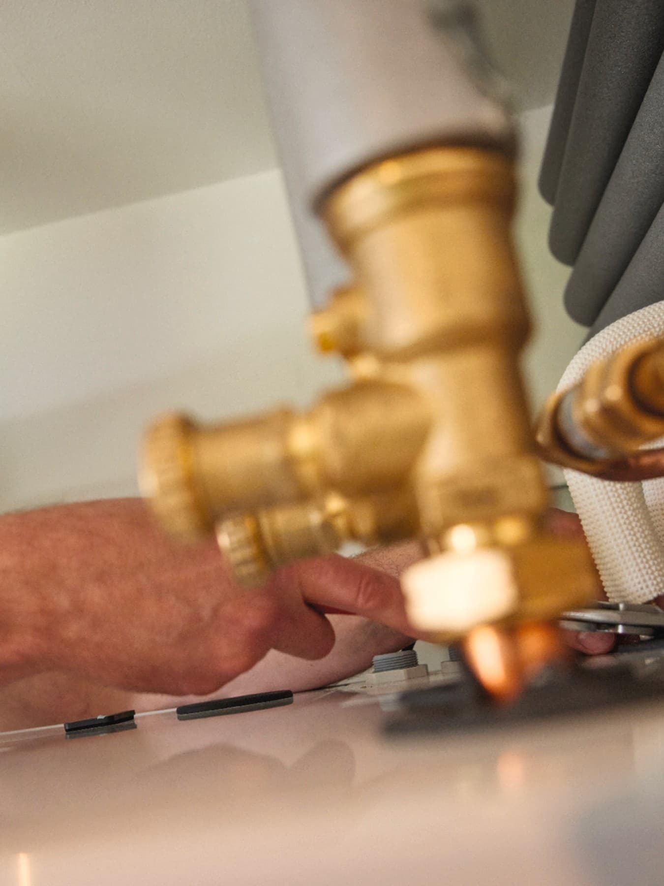 Installateur, der Haushalte an Fernwärme anschließt