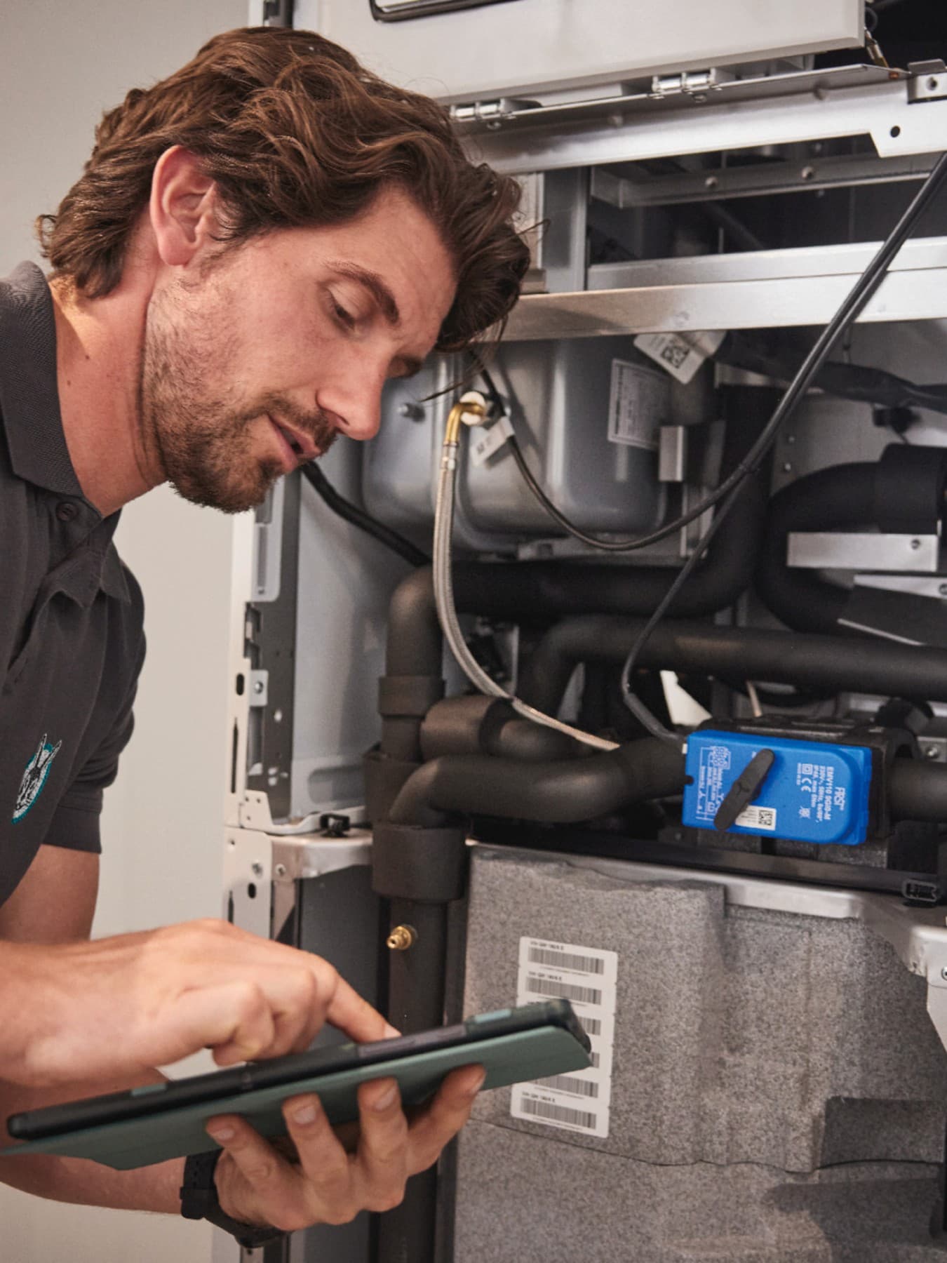 Vaillant Techniker bei der Wartung eines ecoTEC plus-Kessels