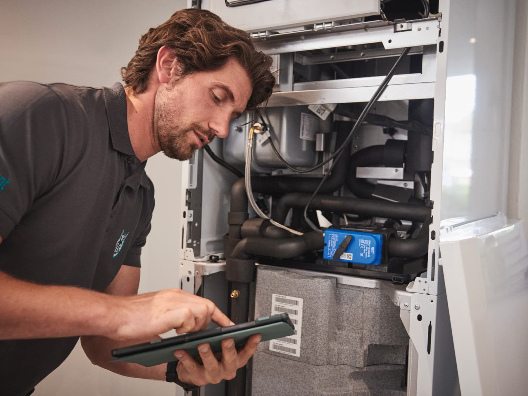 Vaillant Techniker bei der Wartung eines ecoTEC plus-Kessels