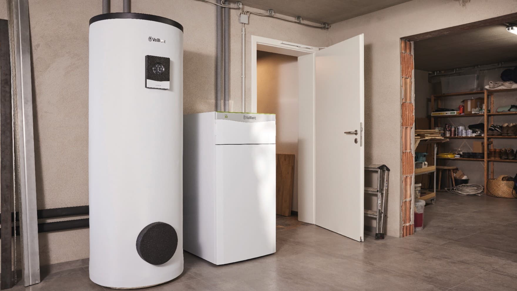 Ein Warmwasserspeicher und eine Wärmepumpeneinheit in einem Raum