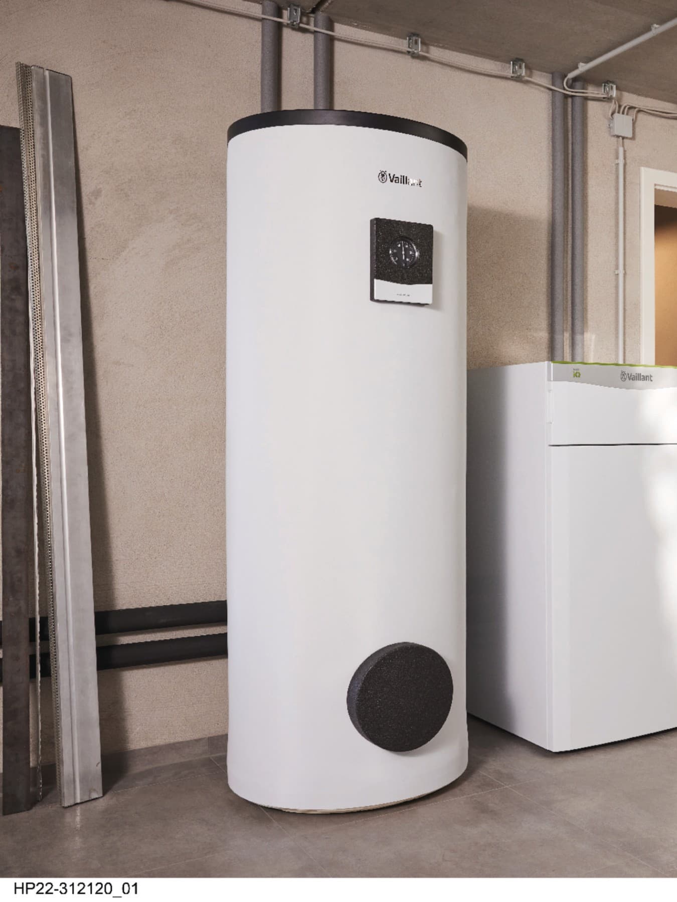 Ein Warmwasserspeicher und eine Wärmepumpeneinheit in einem Raum