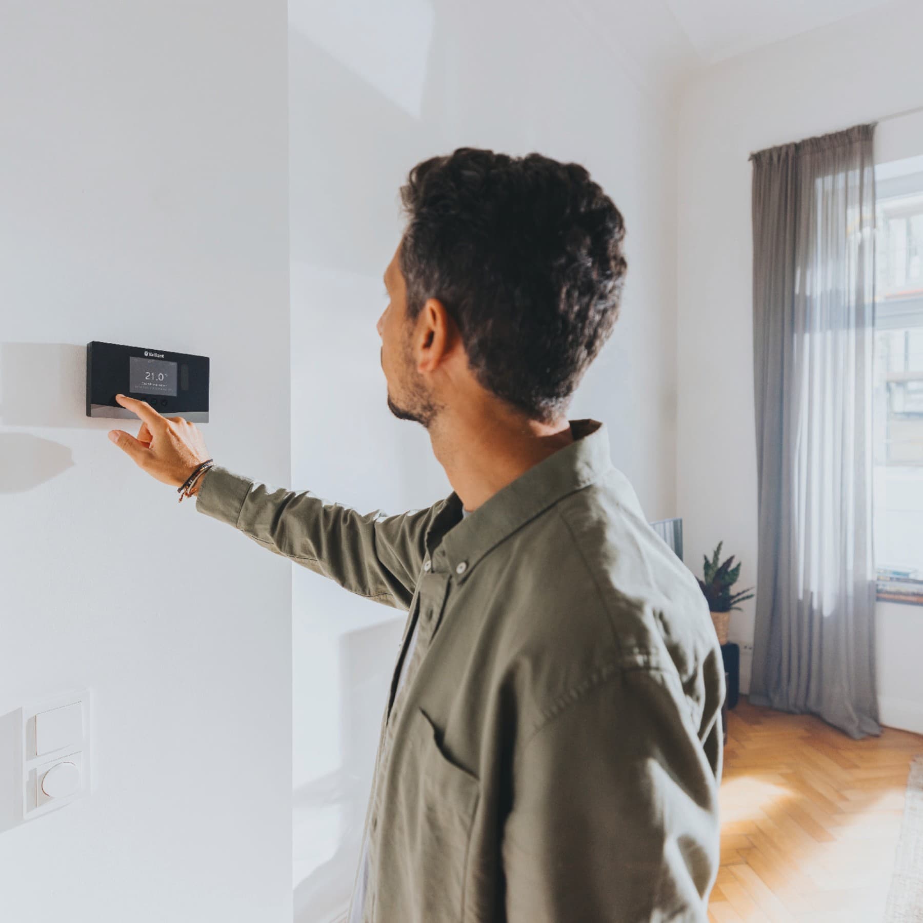 Mann bedient Vaillant Regler