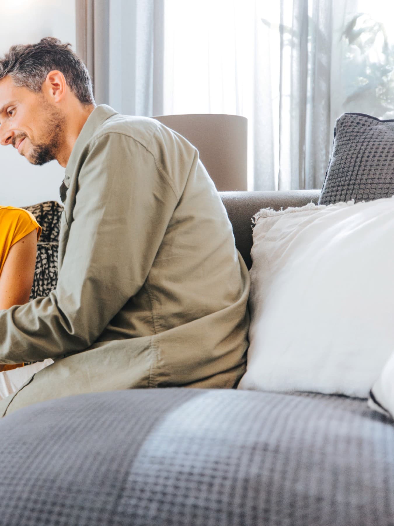 Ein Paar mit einem Smartphone in ihrem Wohnzimmer