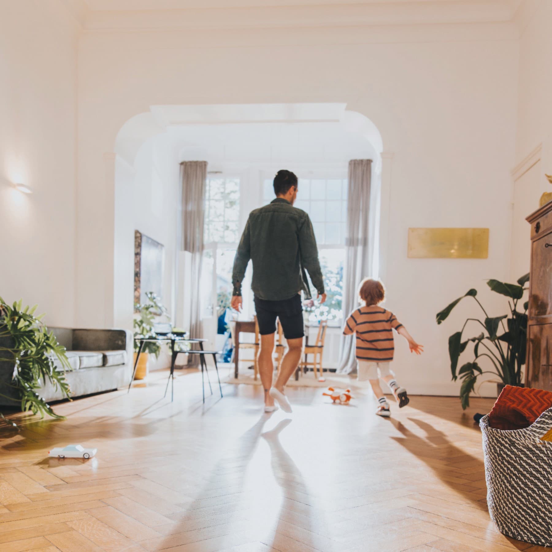 Vater und Kind bewegen sich in der Wohnung