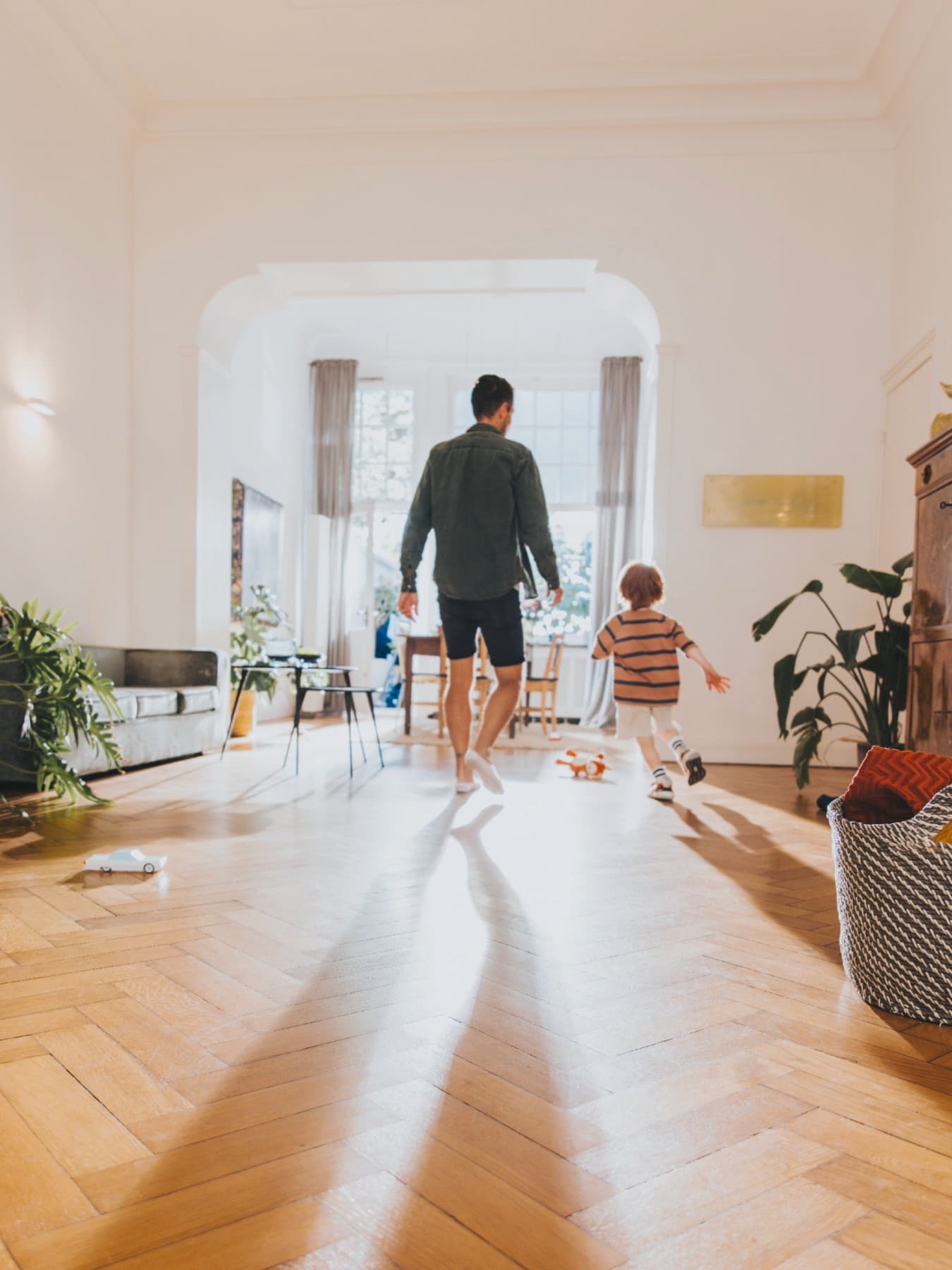 Vater und Kind bewegen sich in der Wohnung