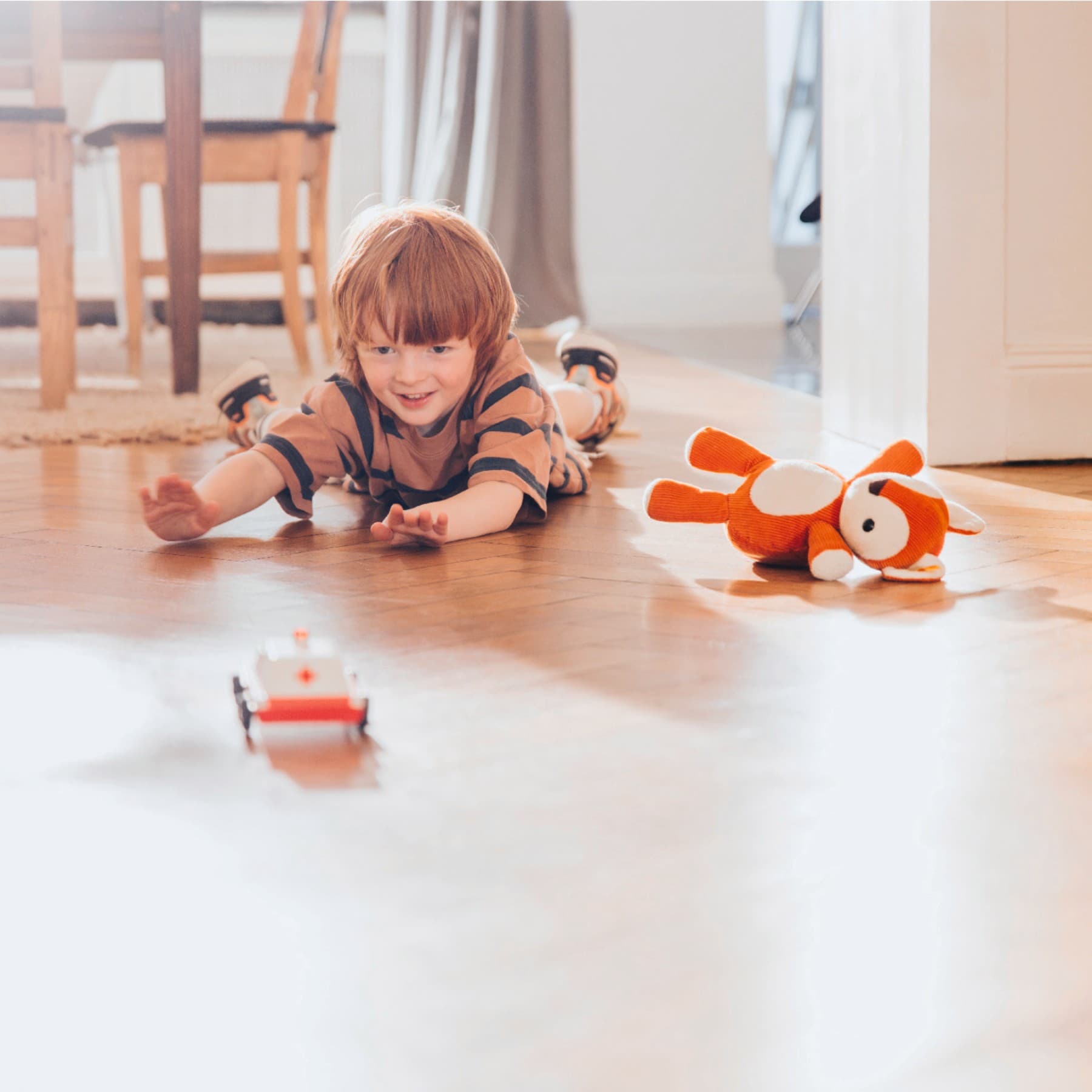 Kinder rennen durch das Wohnzimmer