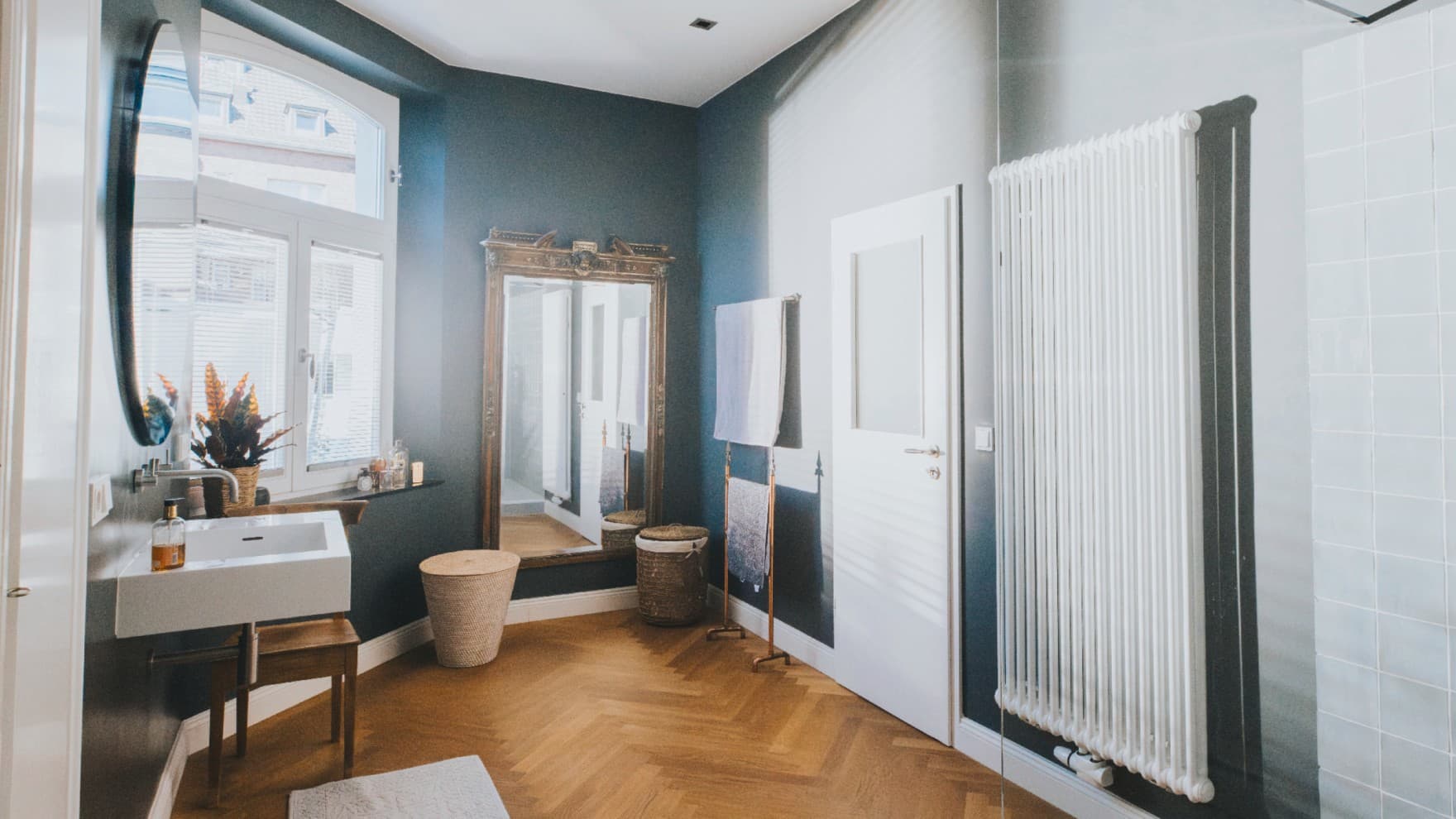 Badezimmer mit einem traditionellen Heizkörper