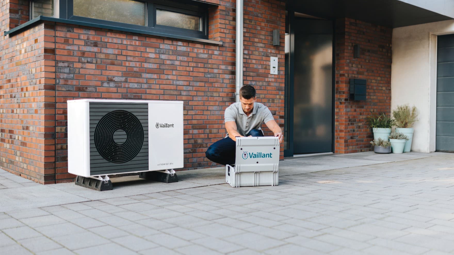 Installateur, der eine Wärmepumpe wartet