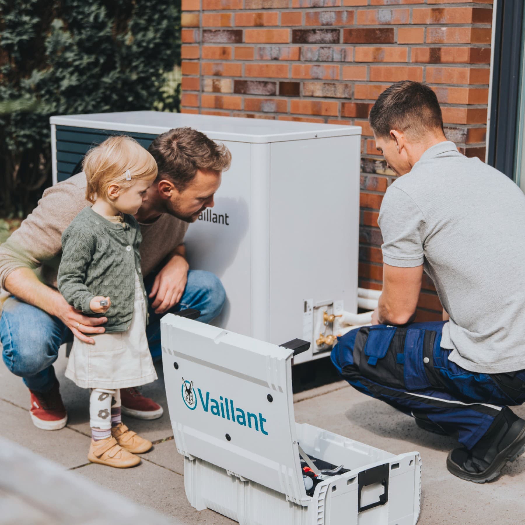 Installateur repariert Wärmepumpe