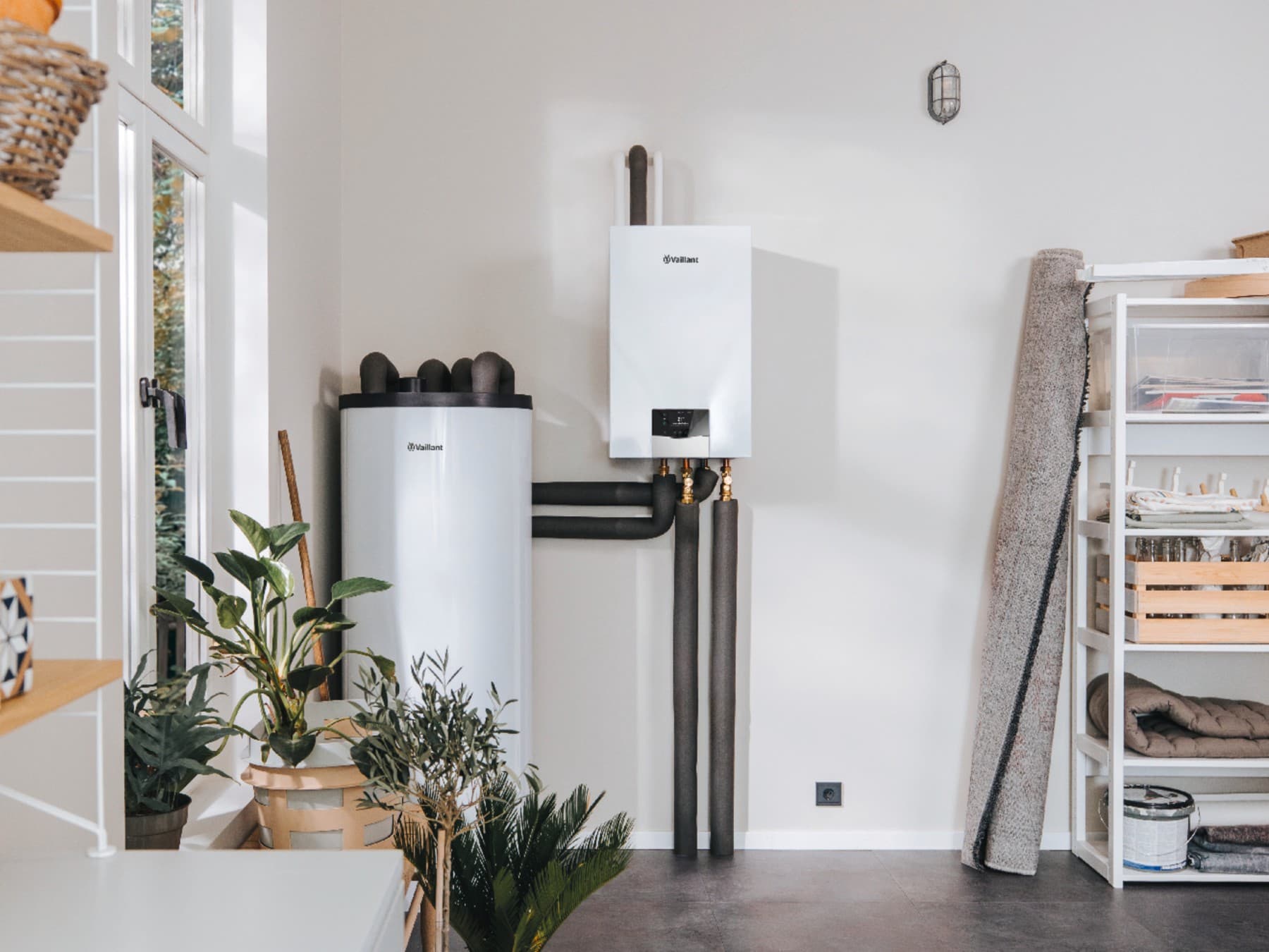 Installateur, der Wärmepumpen wartet