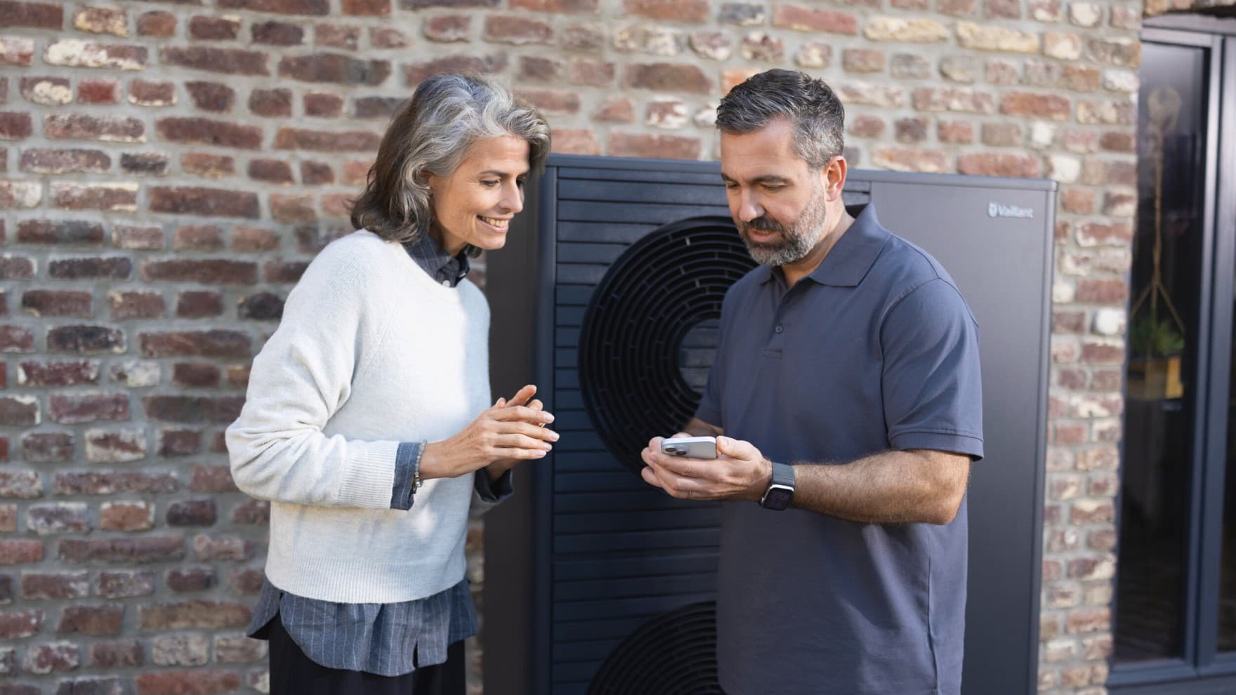 Installateur erklärt Frau die myVaillant App
