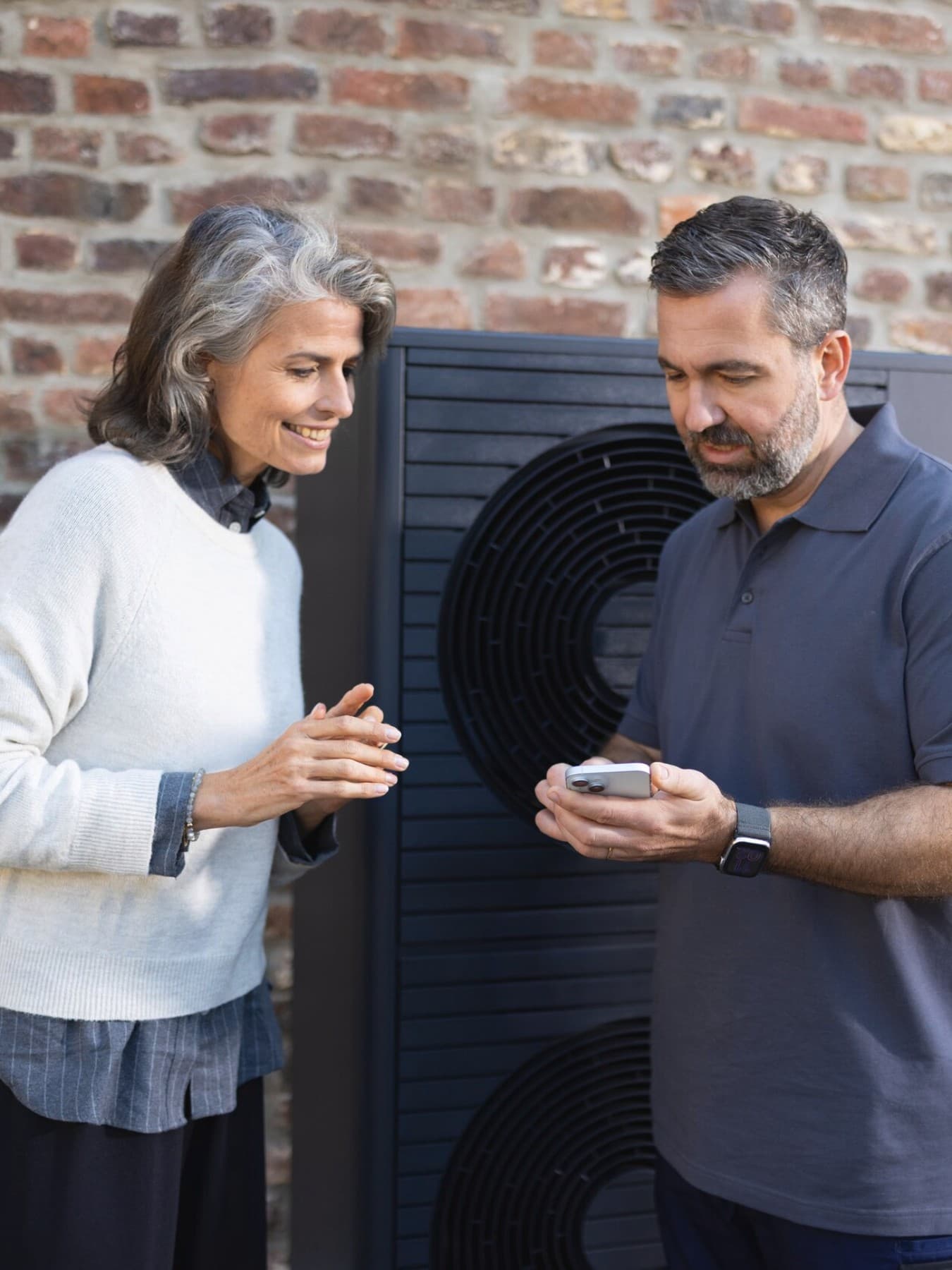 Installateur erklärt Frau die myVaillant App