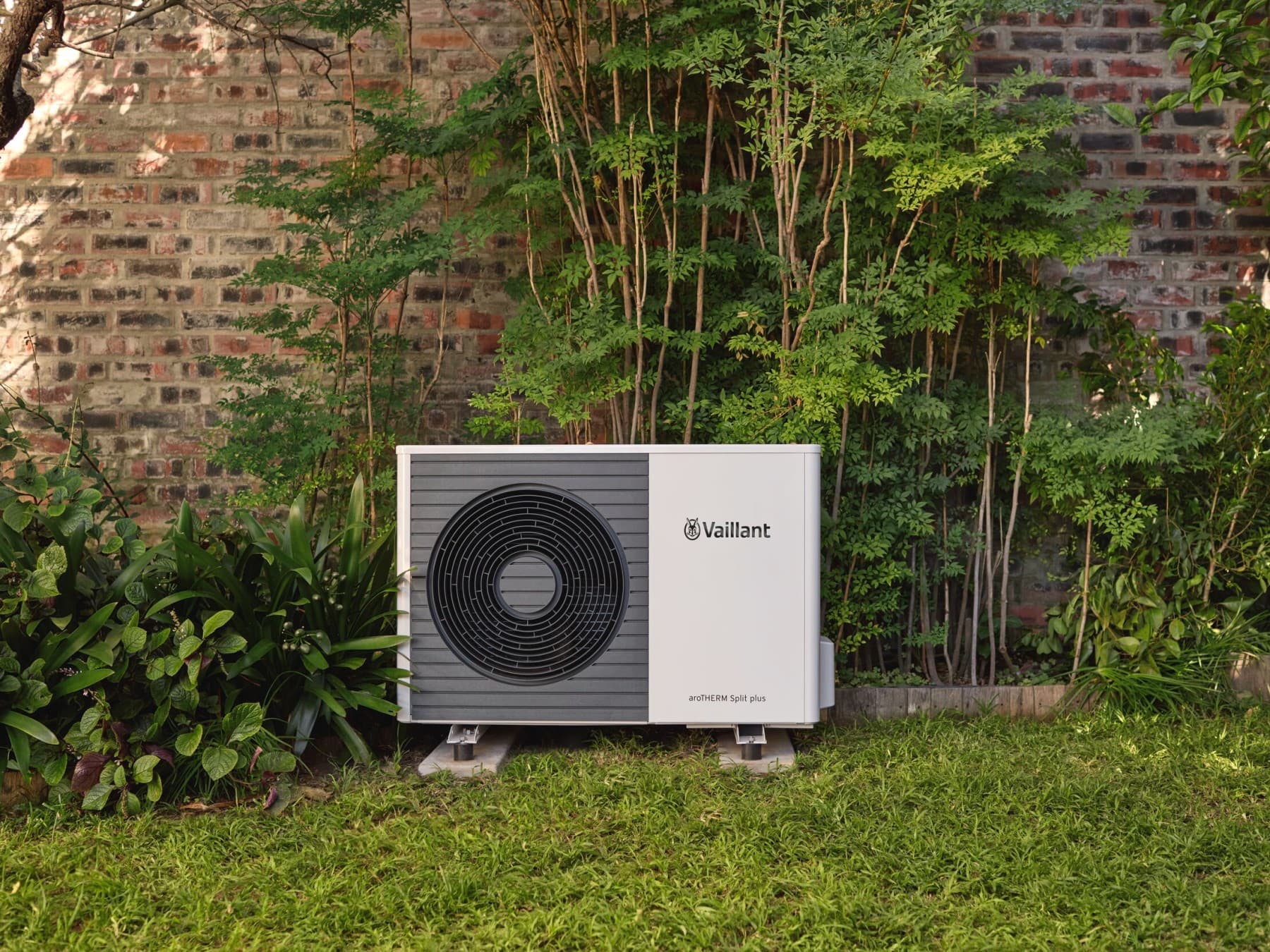 aroTHERM Split plus vor einem Haus