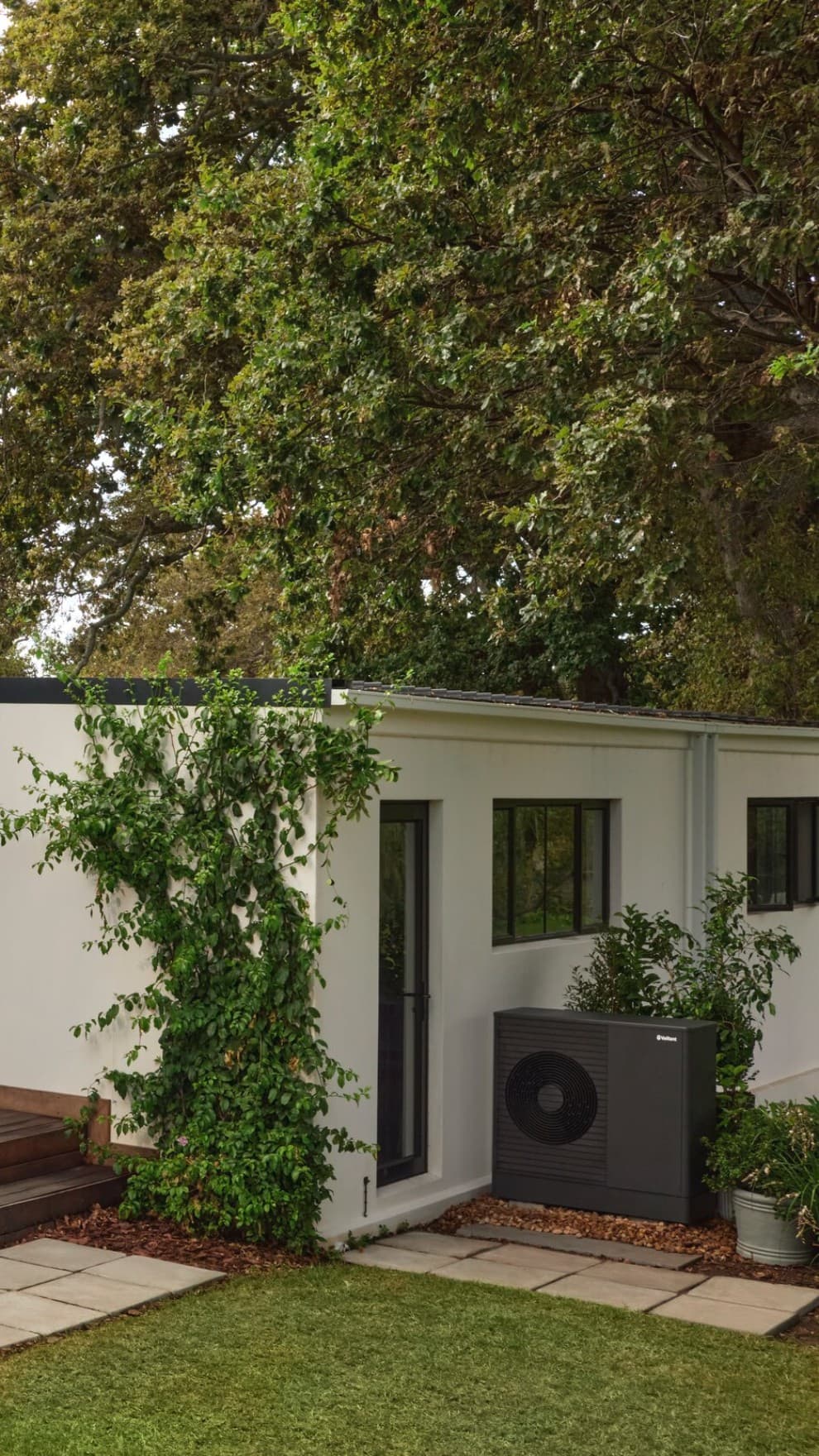 Haus mit Photovoltaikmodulen auf dem Dach