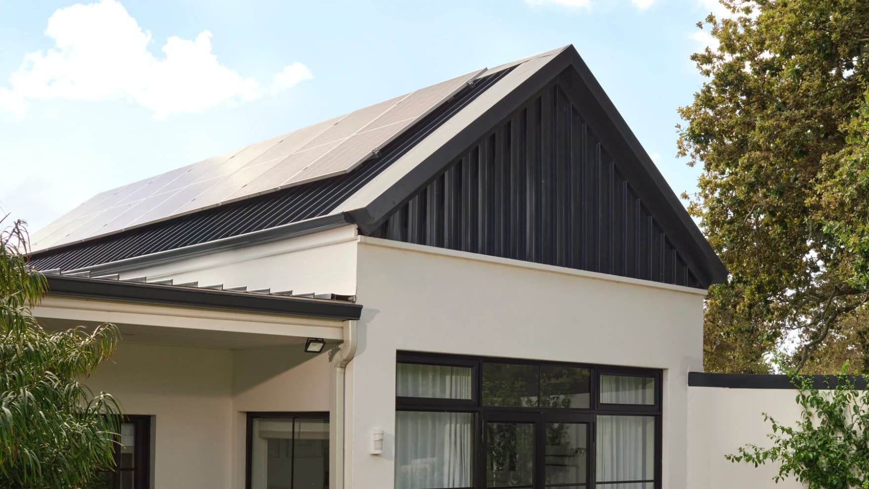 Dach mit Photovoltaikmodulen