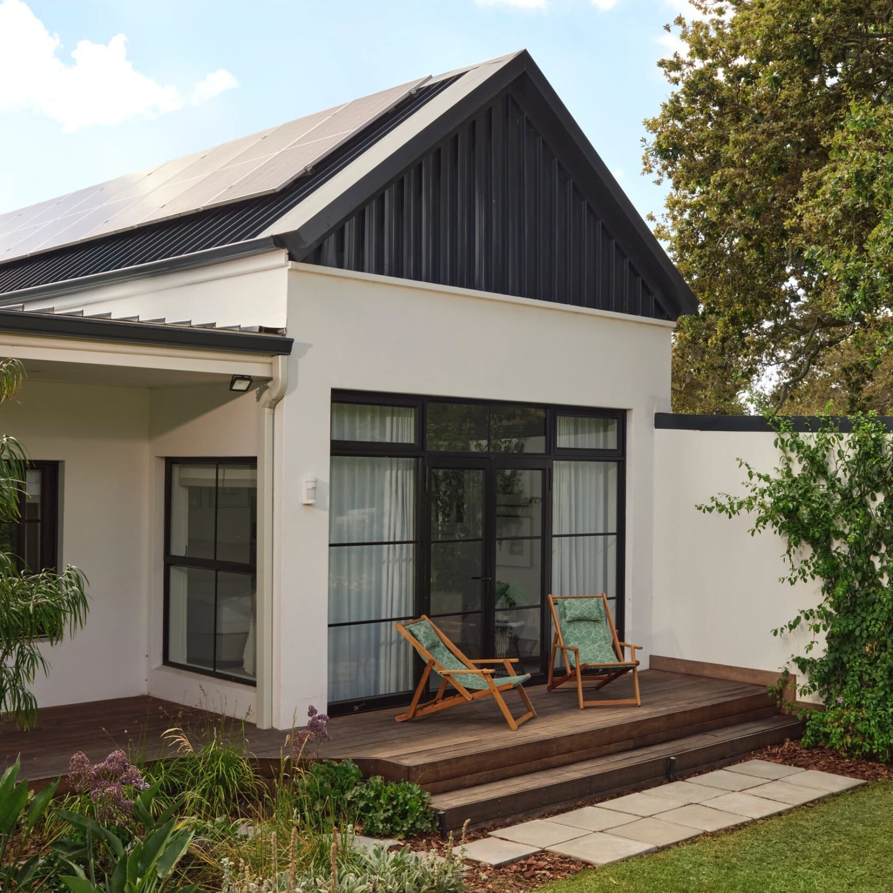 Haus mit Solaranlage auf dem Dach.