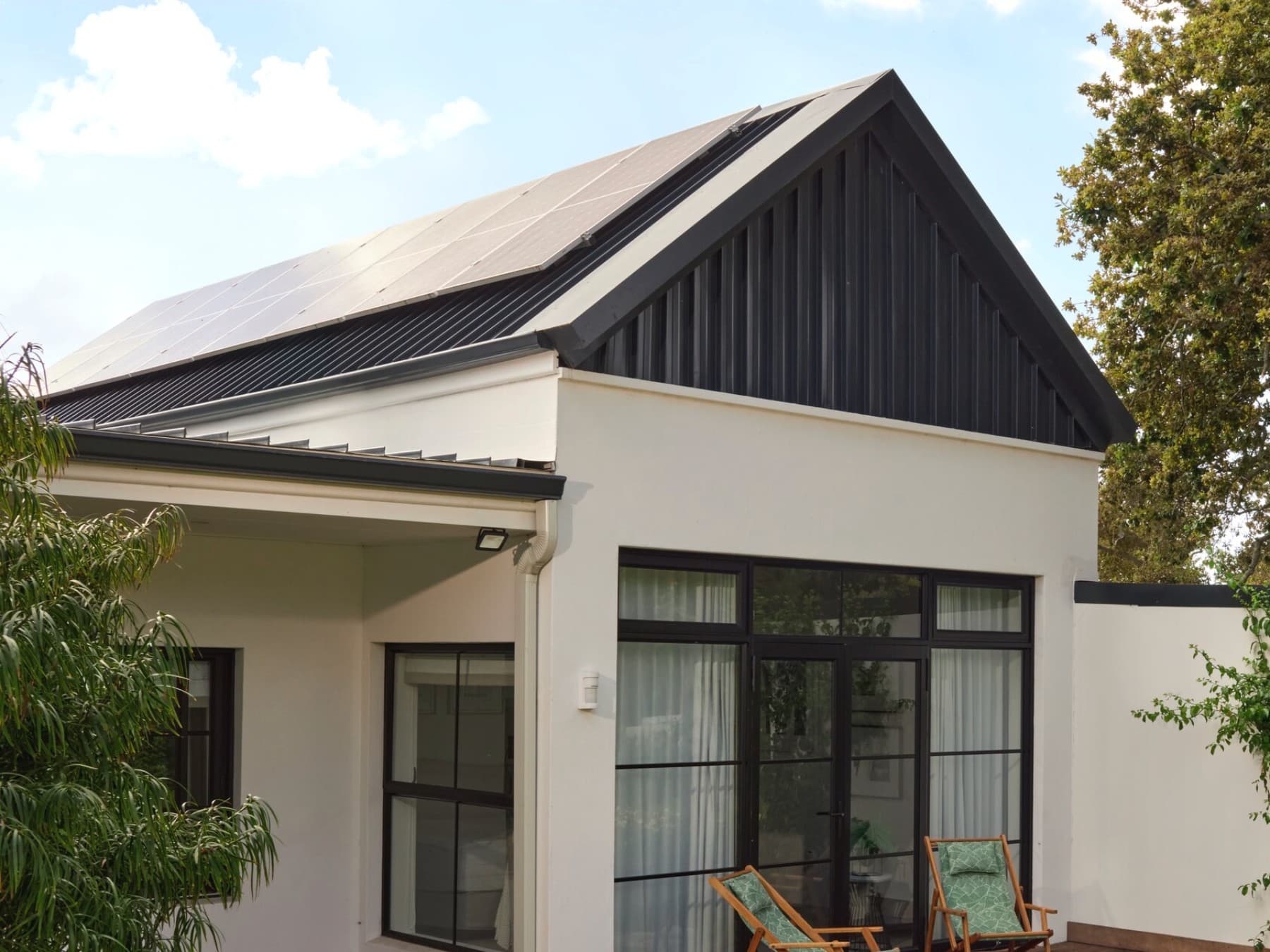 Haus mit Photovoltaikmodulen auf dem Dach