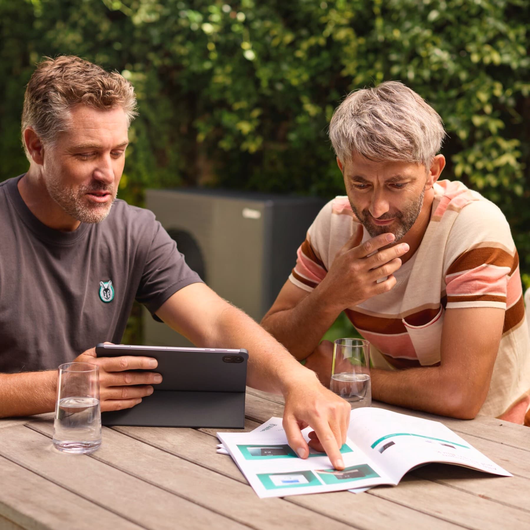 Ein Vaillant Techniker und Mann planen eine Heizung
