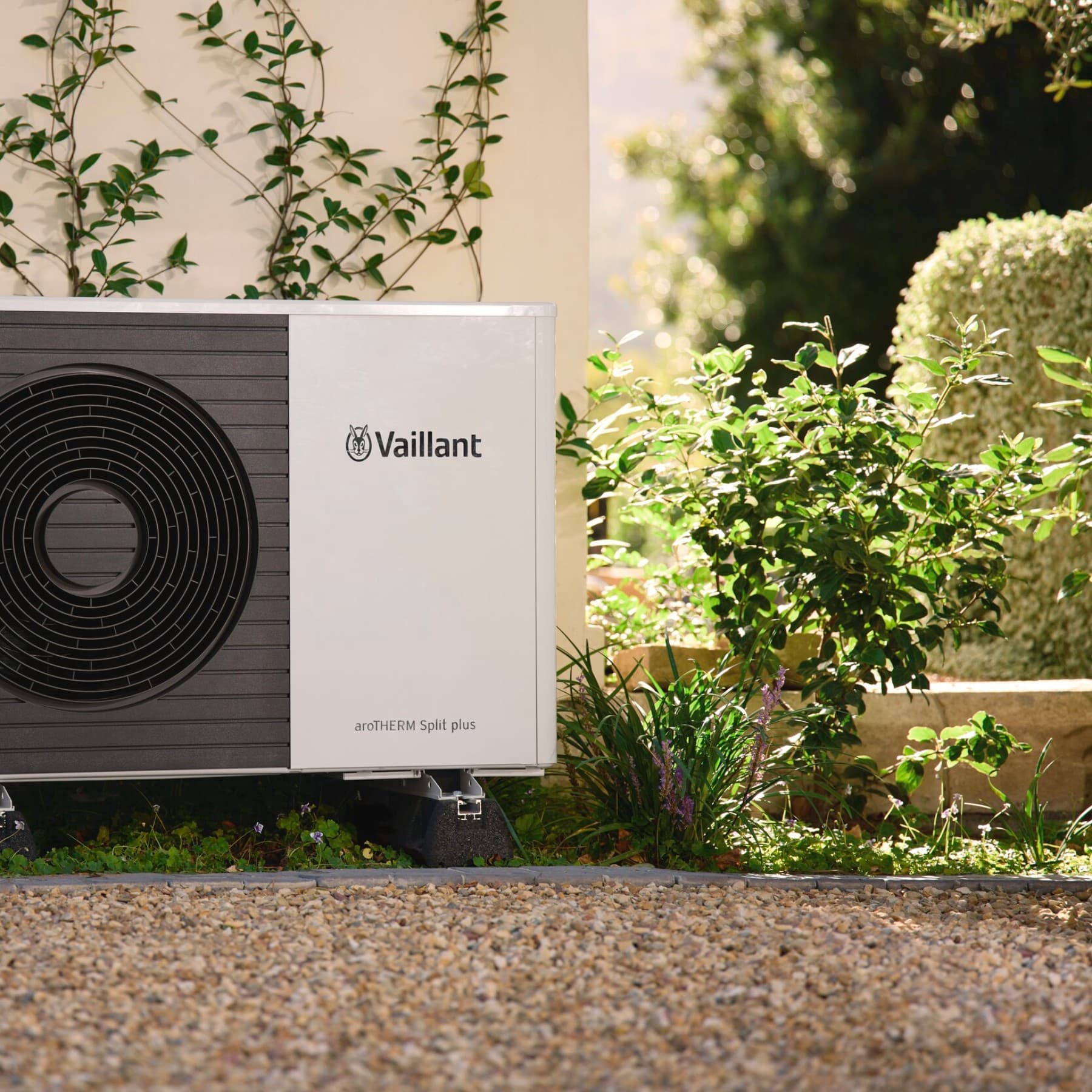 Vaillant Wärmepumpe vor einer Wand im Garten