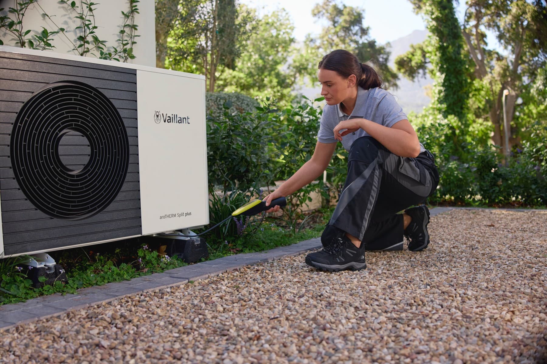 Installateur neben einer Wärmepumpe