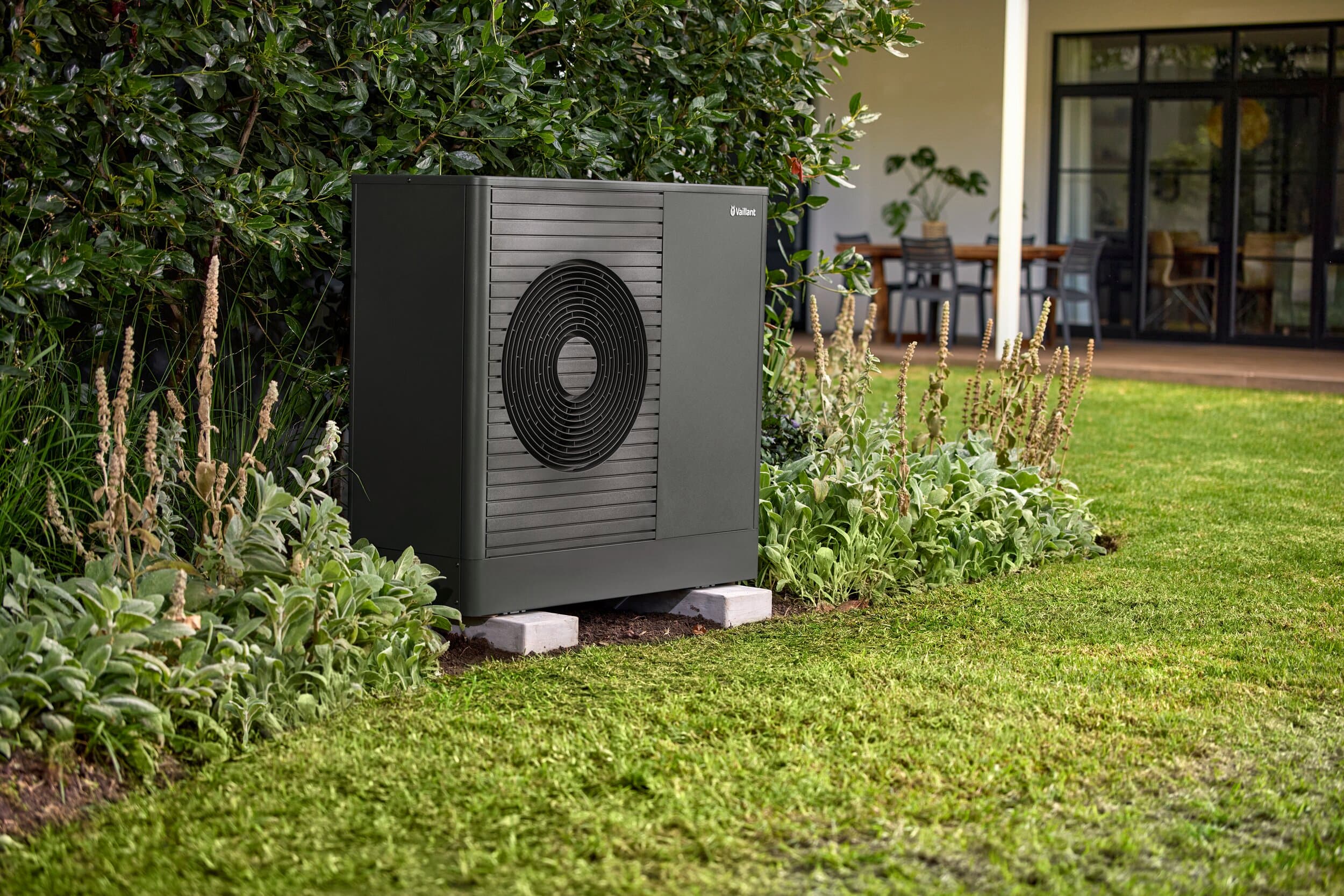 aroTHERM plus im Garten