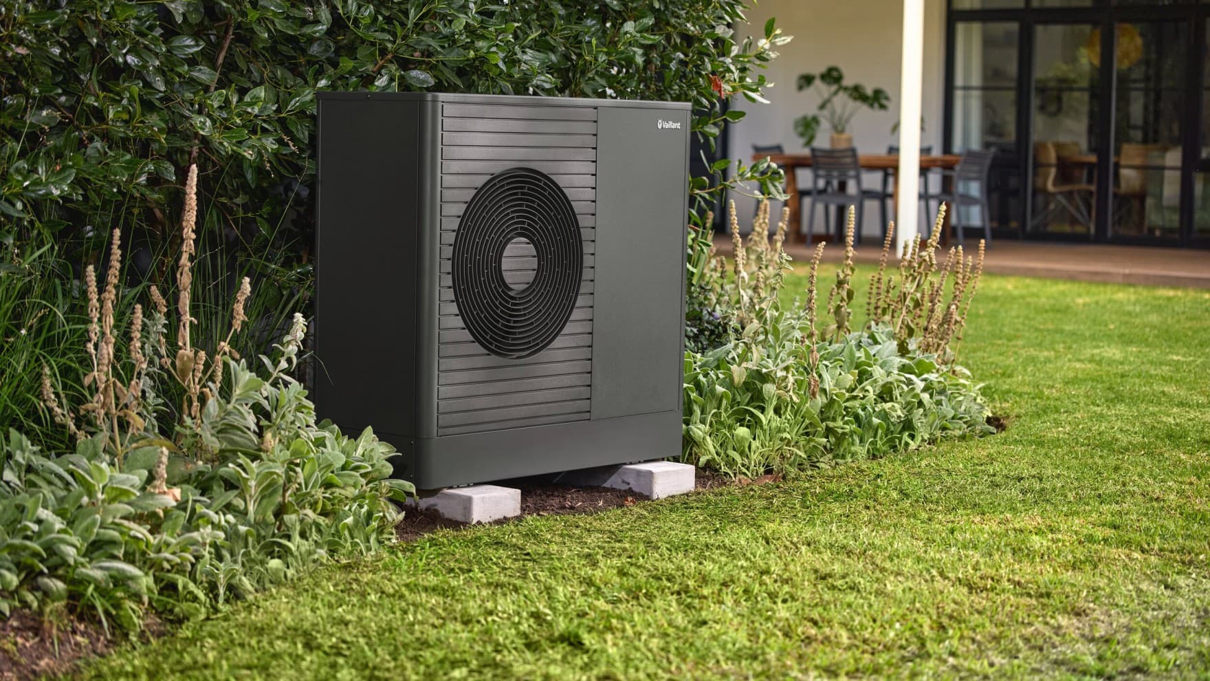 Außenwärmepumpe im Garten