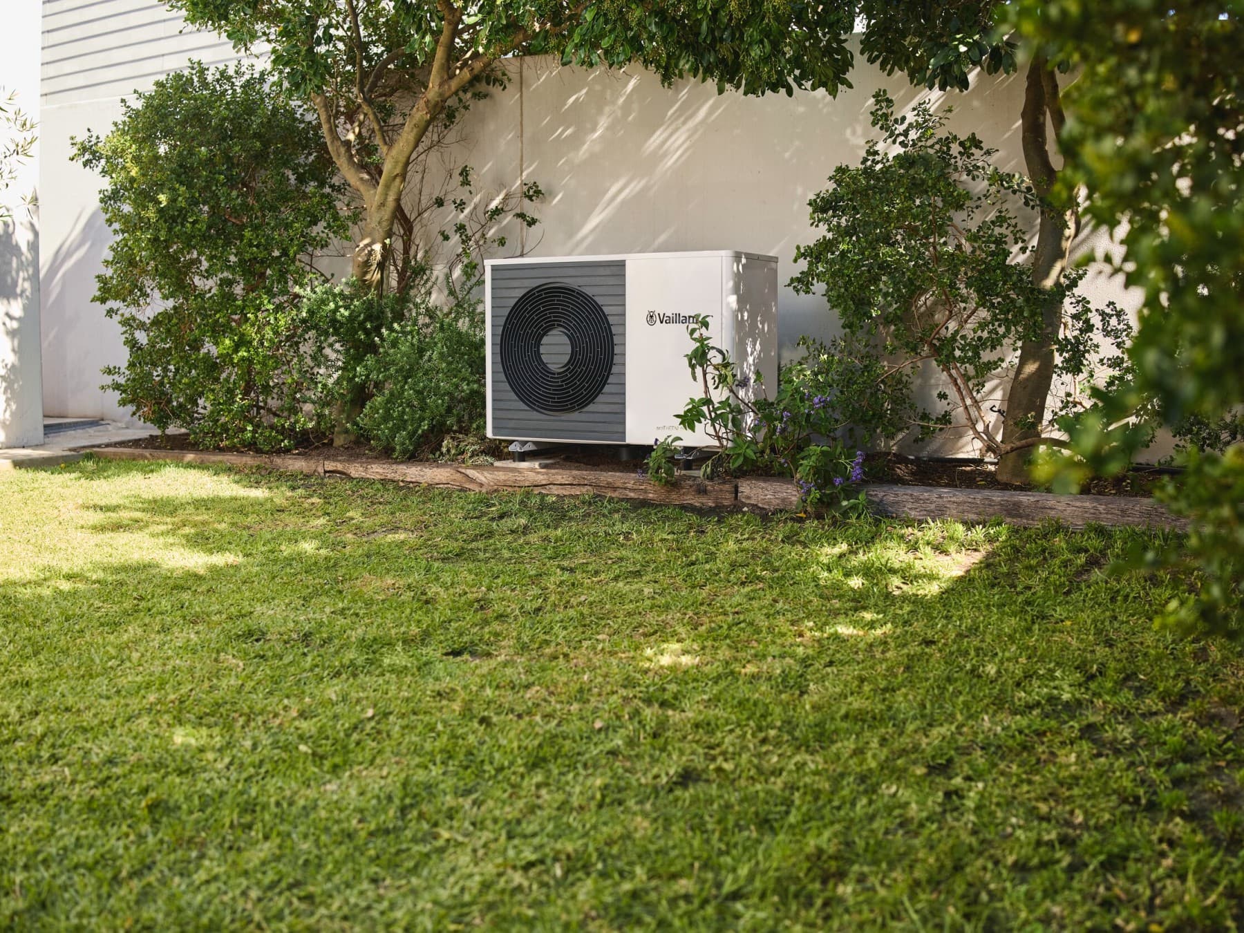 Vaillant Wärmepumpe Außeneinheit im Garten