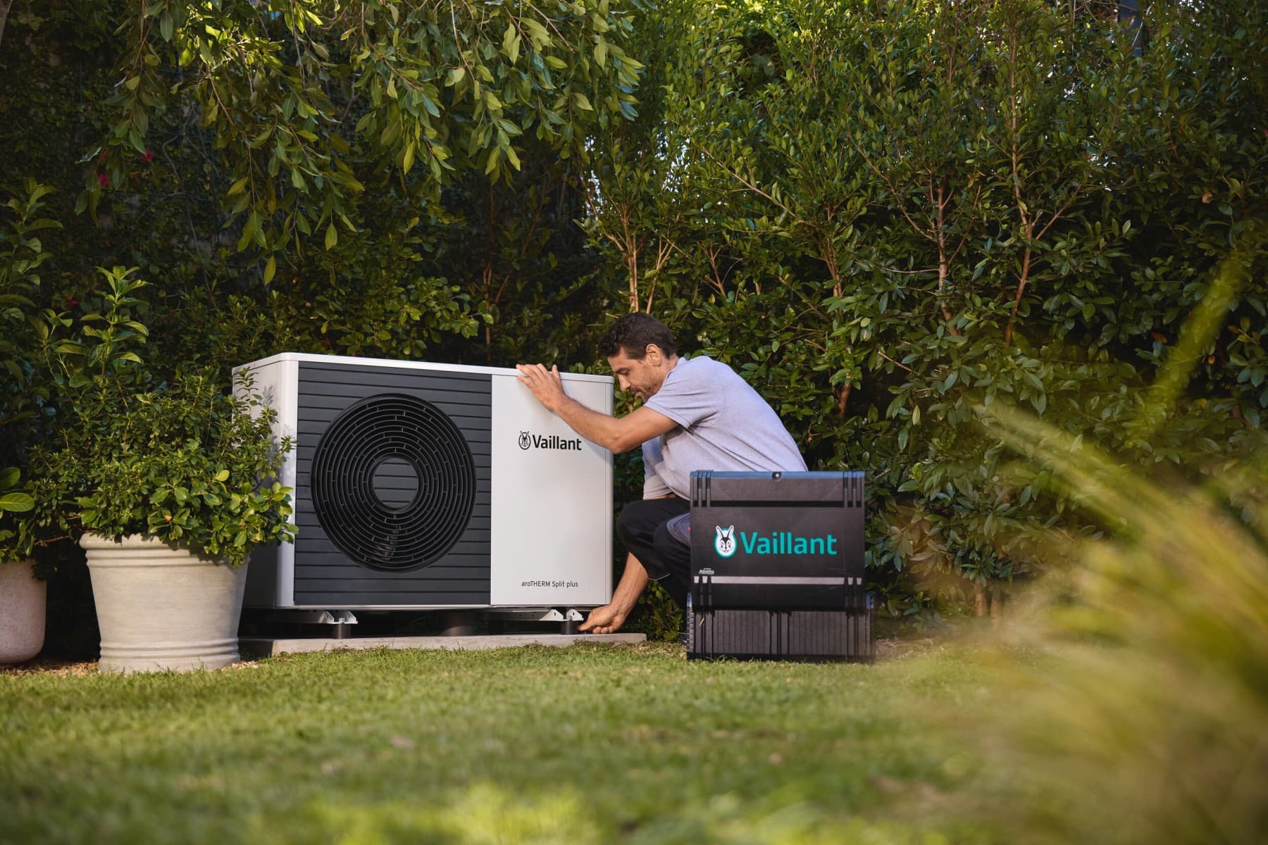 Installateur wartet eine Wärmepumpe