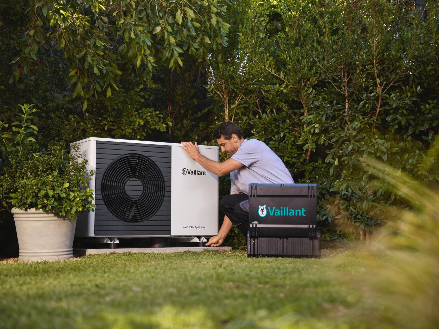 Vaillant Kundendiensttechniker, der eine Wärmepumpenaußeneinheit wartet
