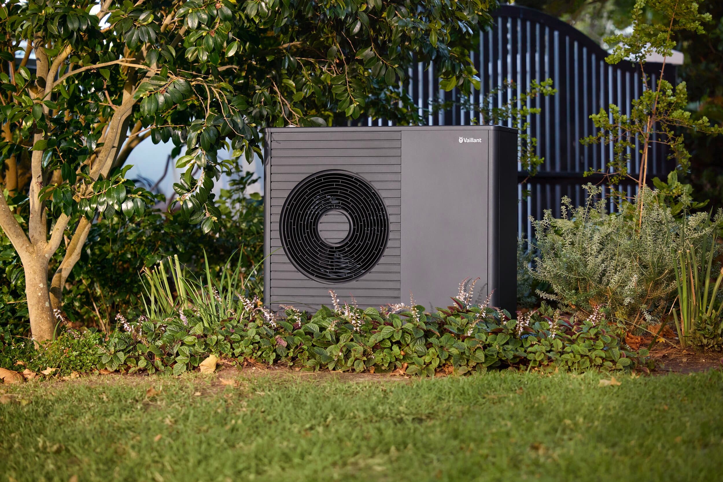 Wärmepumpe aroTHERM in einem Blumenbeet